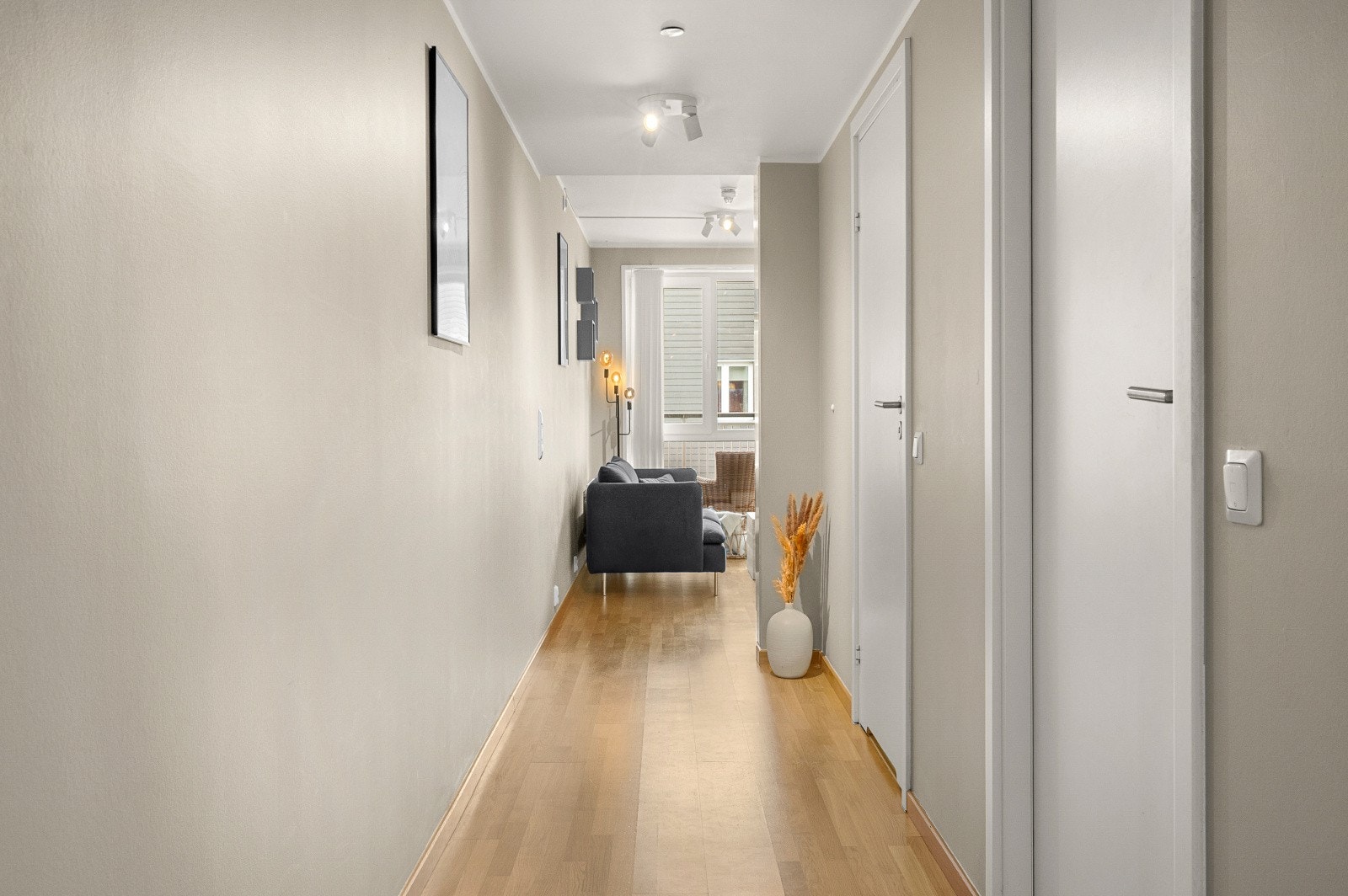 Romslig gang som har tilgang til alle leilighetens rom. Galleribilde
