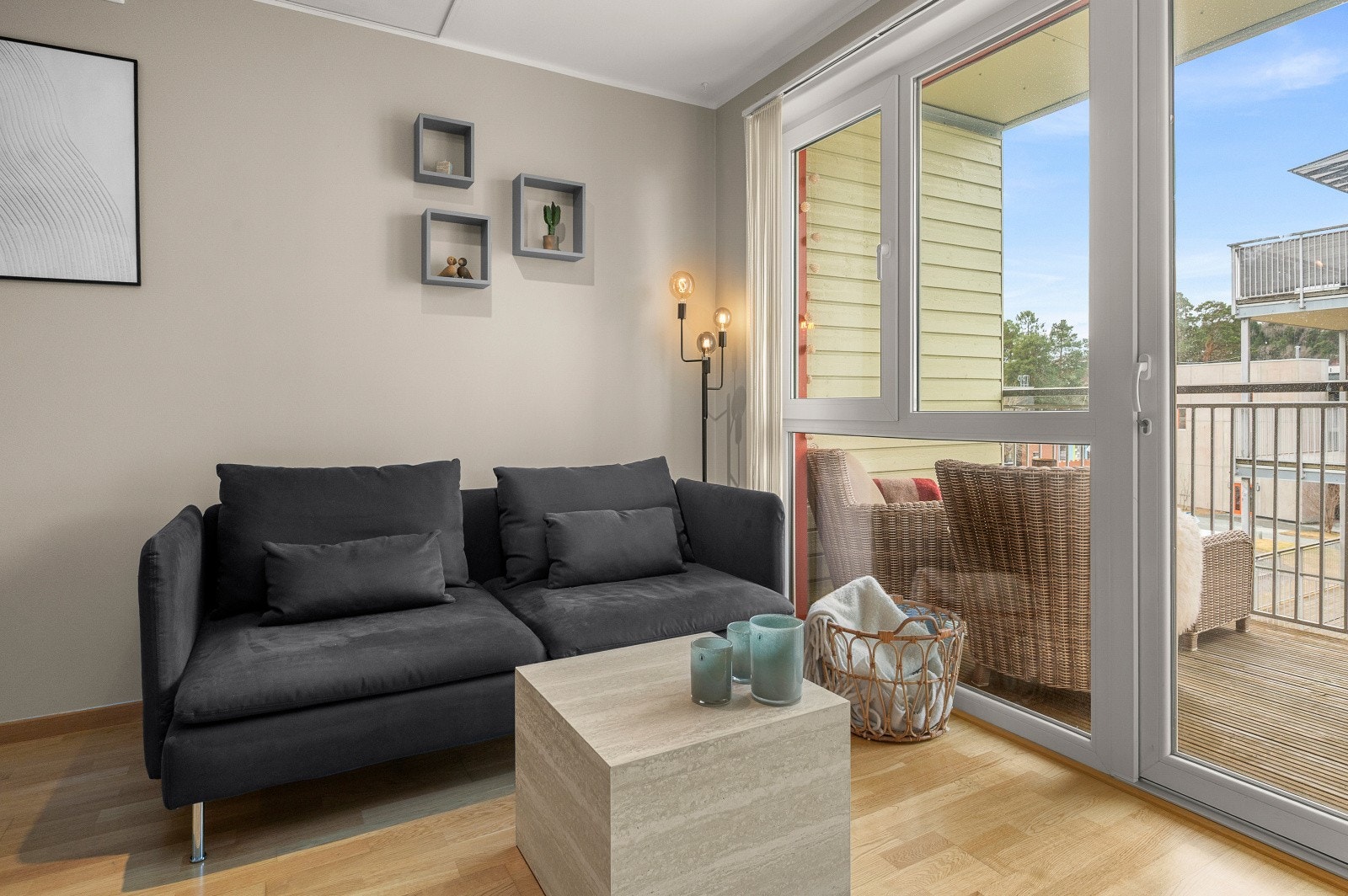 Fra stuen har til du utgang til den solrike verandaen. Galleribilde