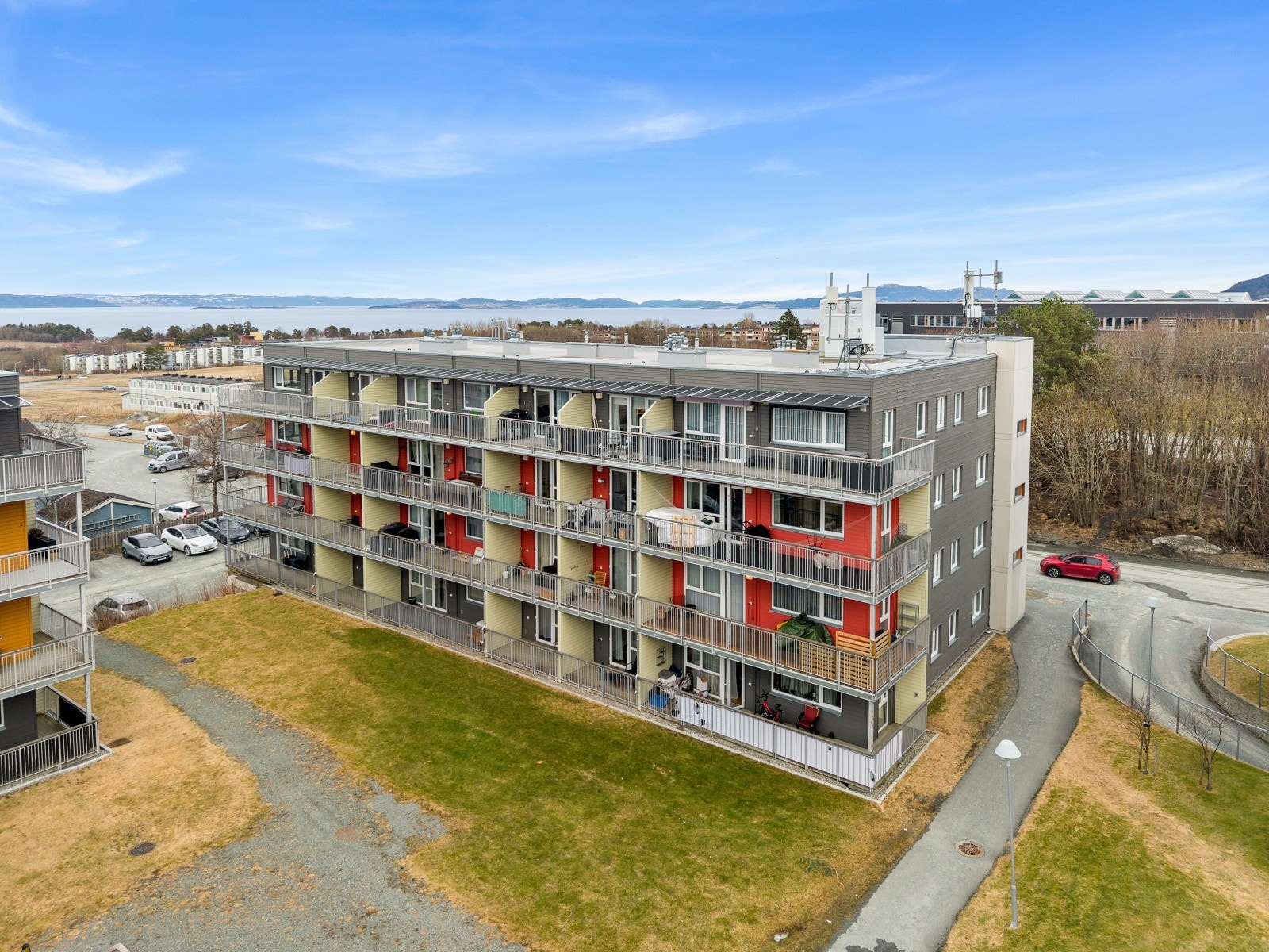 Flotte grønne fellesarealer utenfor boligen. Galleribilde