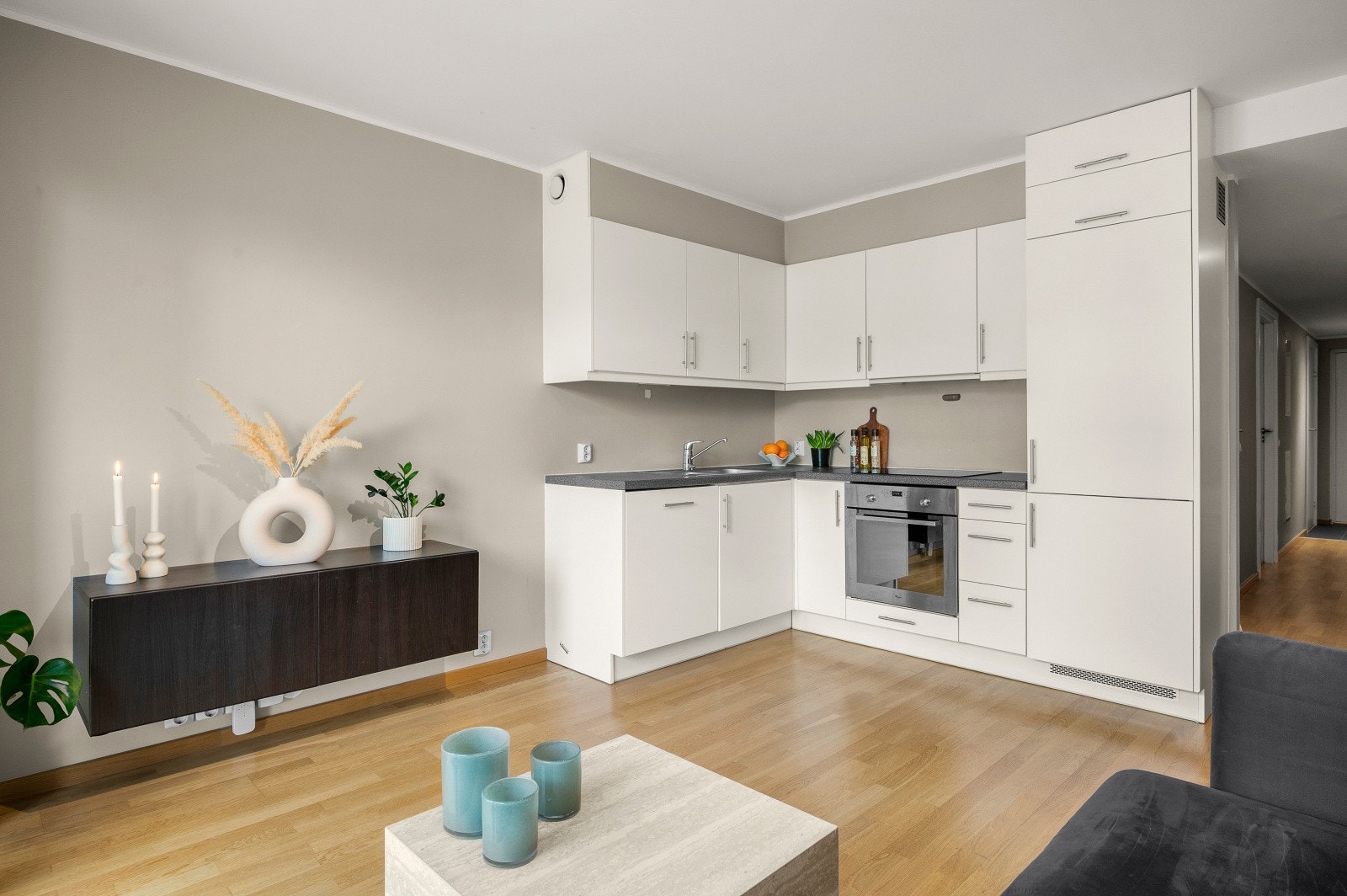 Leiligheten har en praktisk, arealeffektiv og åpen stue-/kjøkkenløsning. Galleribilde