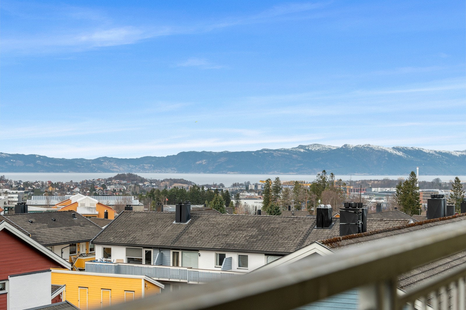 Utsikt mot Trondheimsfjorden og Fosenalpene fra verandaen. Galleribilde
