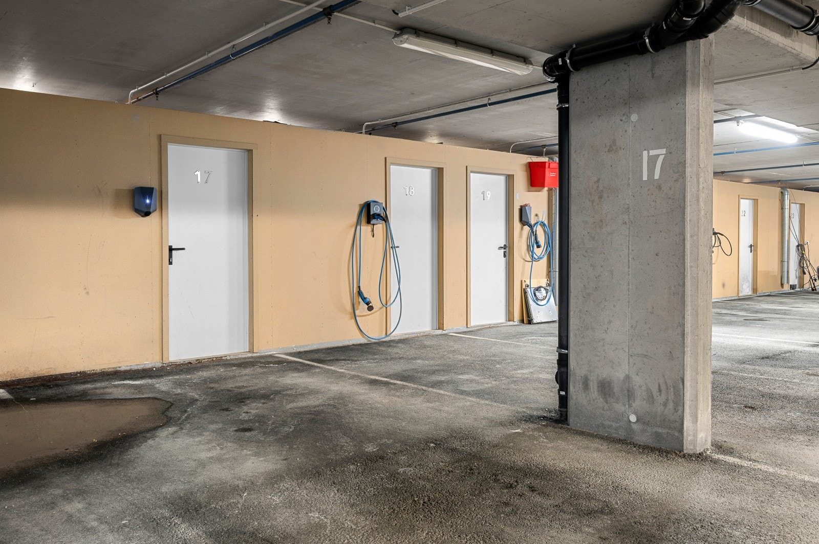 Fast parkeringsplass i felles oppvarmet parkeringskjeller. Lader for el-bil. Galleribilde
