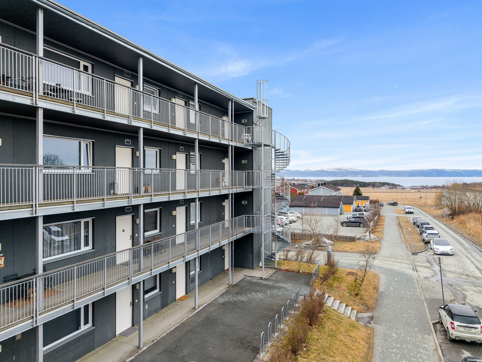 Kort vei fra boligen til parkering/gjesteparkering og bussholdeplass. Galleribilde