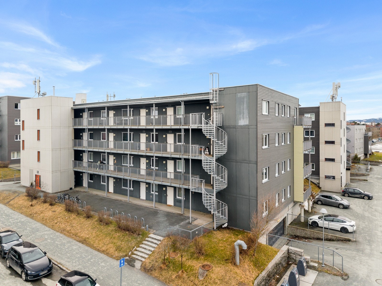 Nedkjørsel til garasjekjeller i enden av bygget. Galleribilde