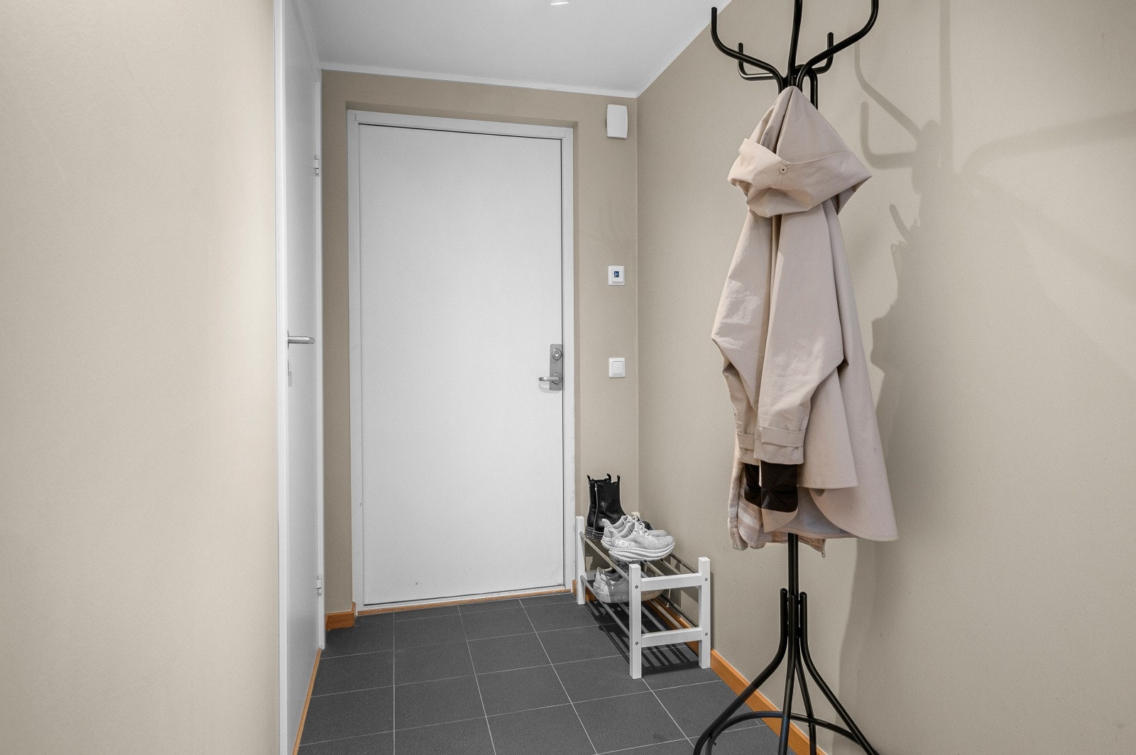 Entré med plass til skohyller og oppheng for klær. Galleribilde