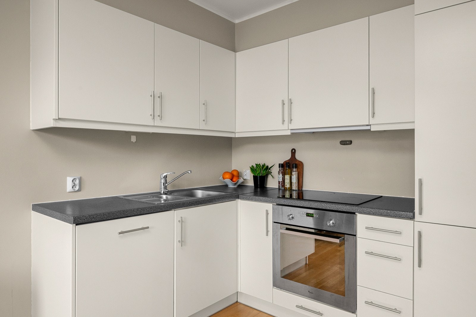 HTH kjøkken er utstyrt med integrerte hvitevarer. Godt med skap- og skuffeplass. Galleribilde