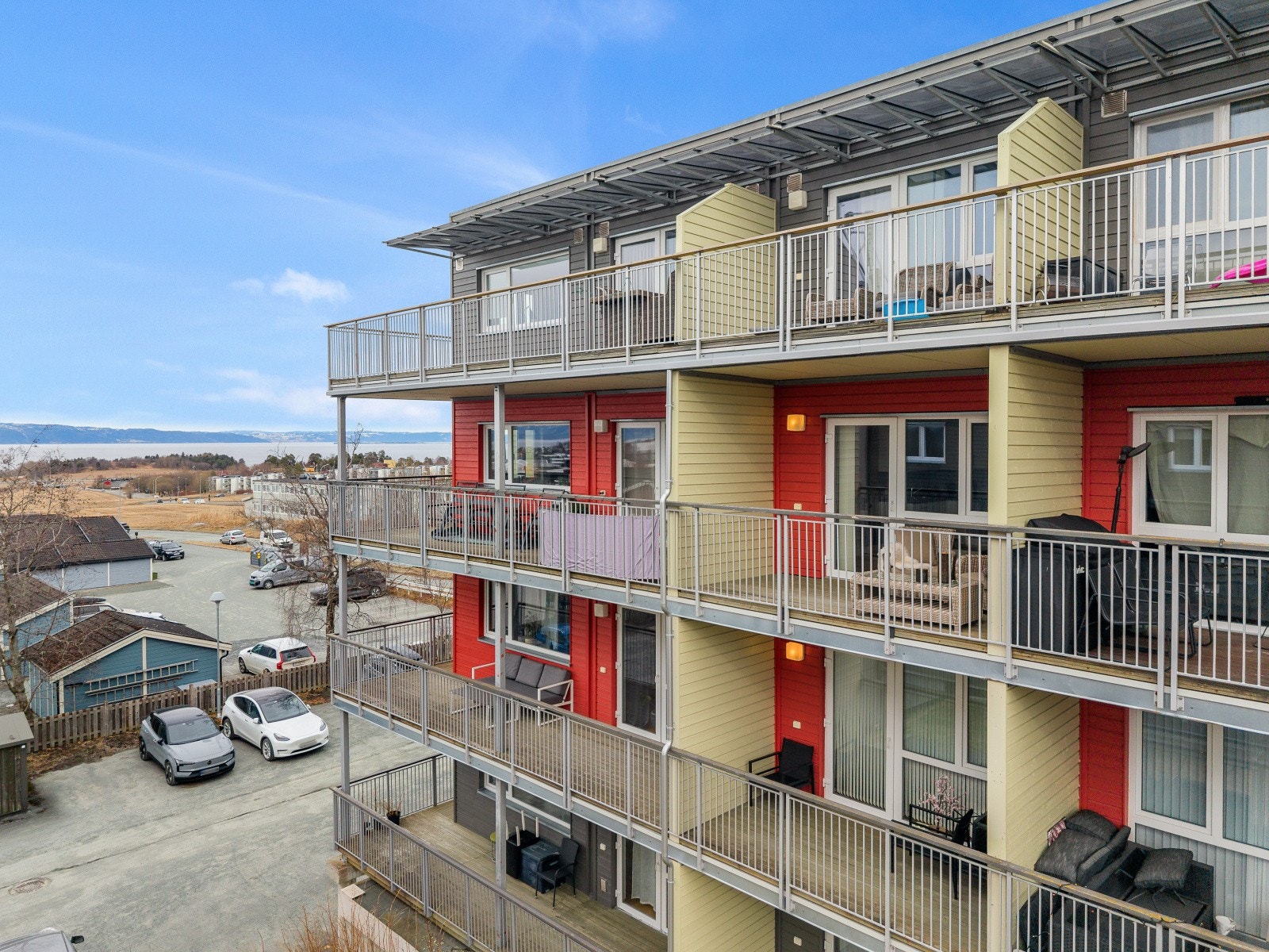 Fasade mot vest og gjesteparkeringen. Galleribilde