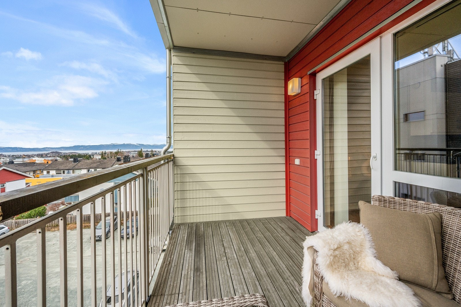 Veranda med ettermiddag- og kveldssol og plass til sittegruppe og grill. Galleribilde