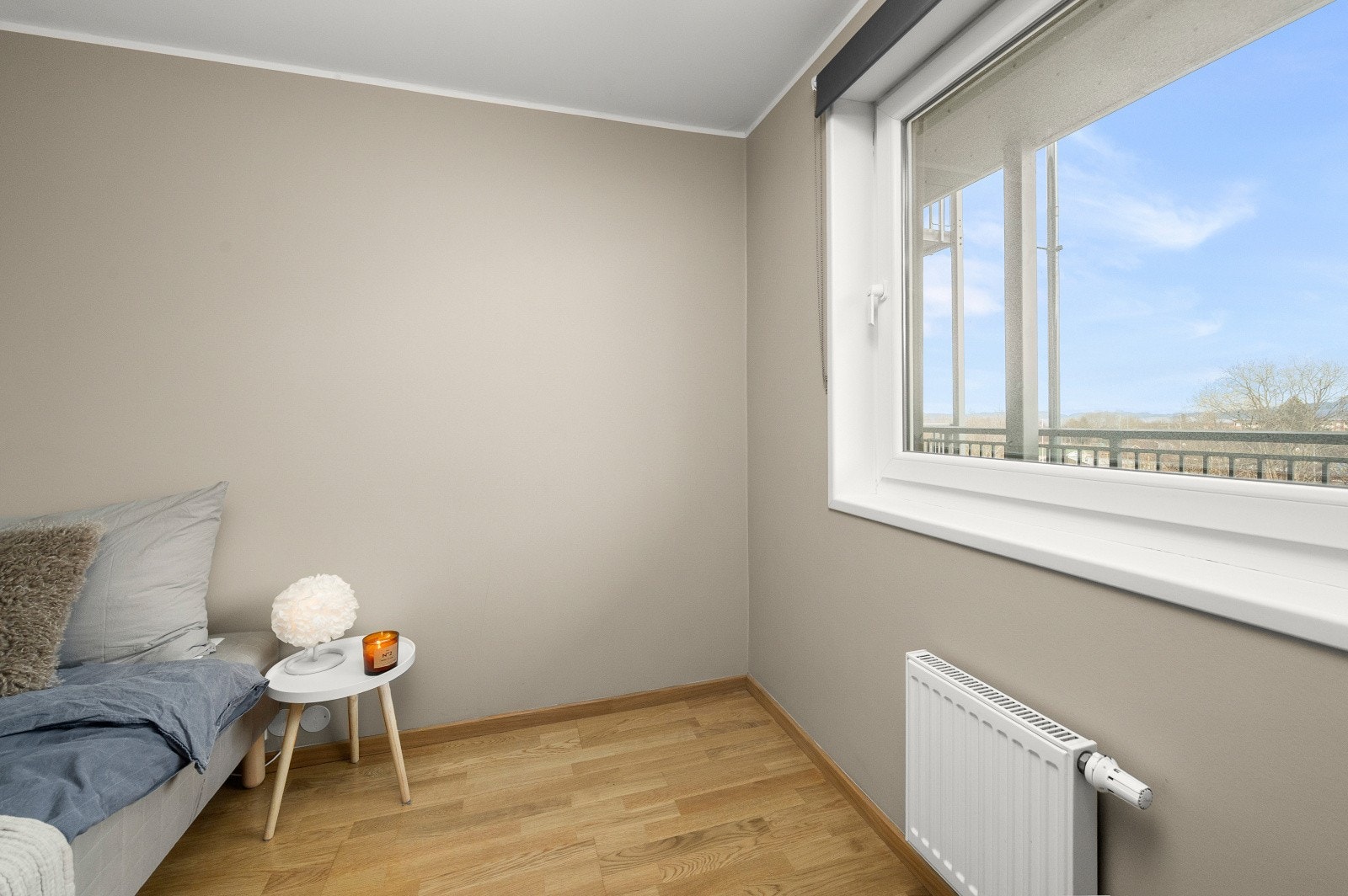 Soverom med godevindusflate, parkett og radiator. Plass til garderobeskap. Galleribilde