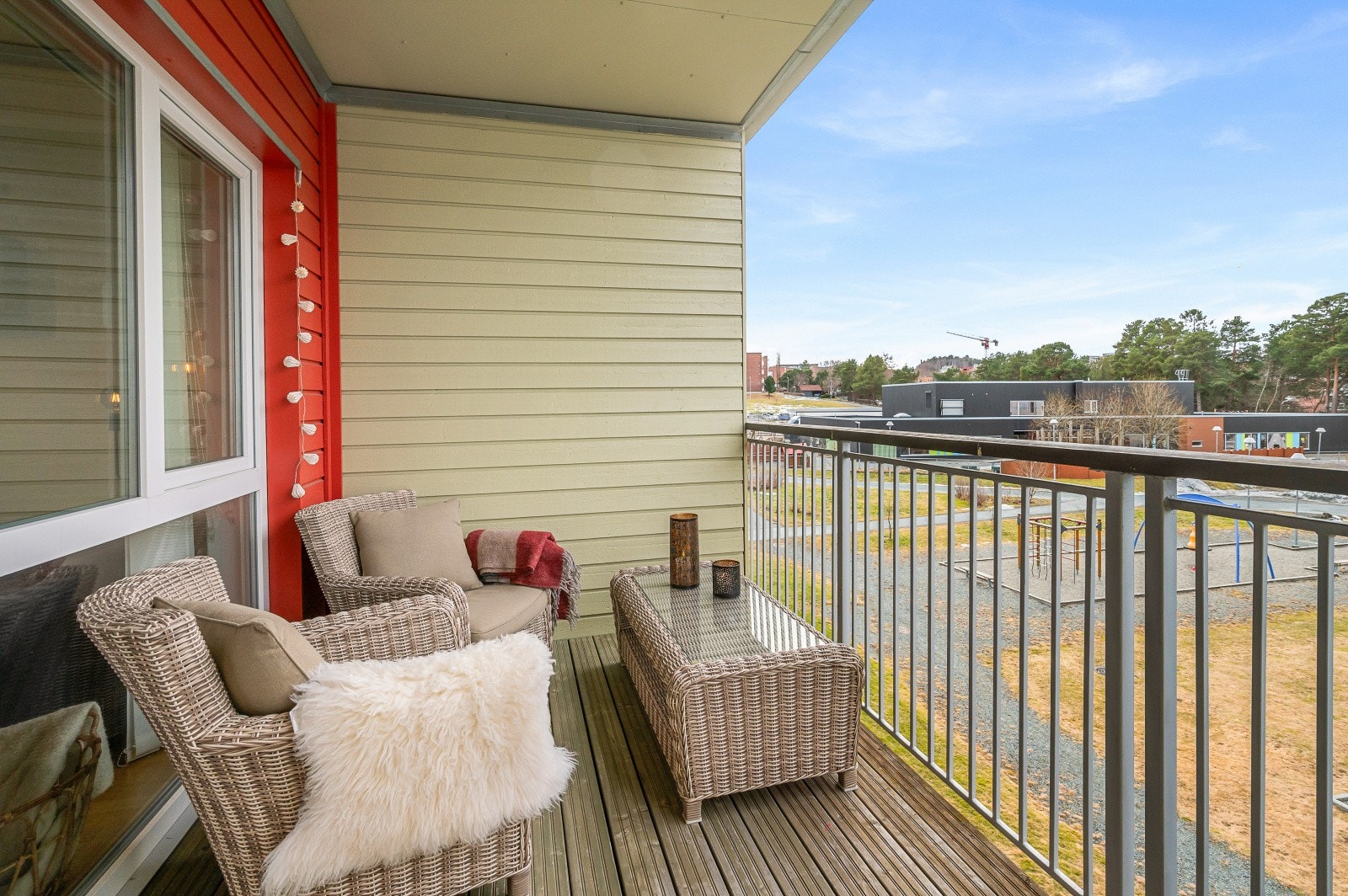 Solrik veranda vendt mot sør/vest veranda med plass til sittegruppe og grill. Galleribilde