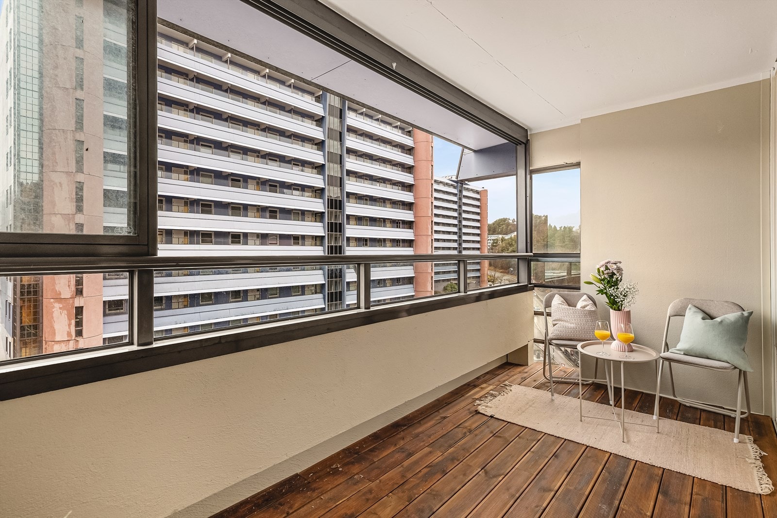- Balkongen måler ca. 8m² og har god plass til ønsket utemøblement i ulike soner - Galleribilde
