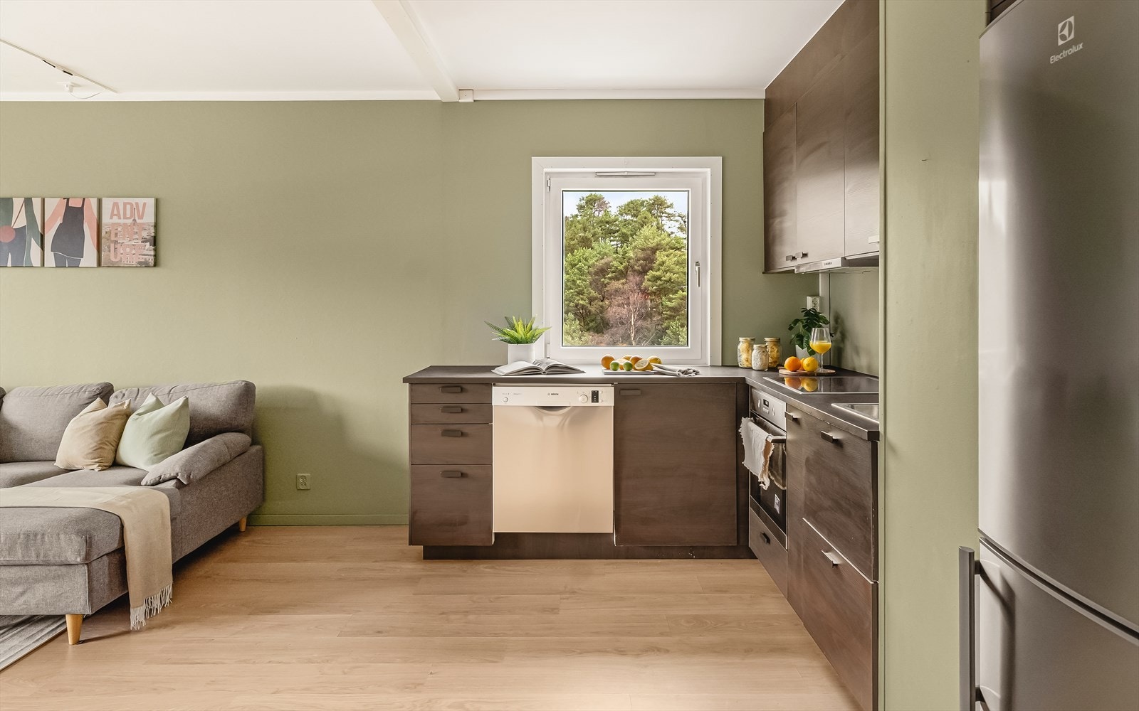 - Merk de takhøyde overskapene som sørger for et sømløst uttrykk - Galleribilde