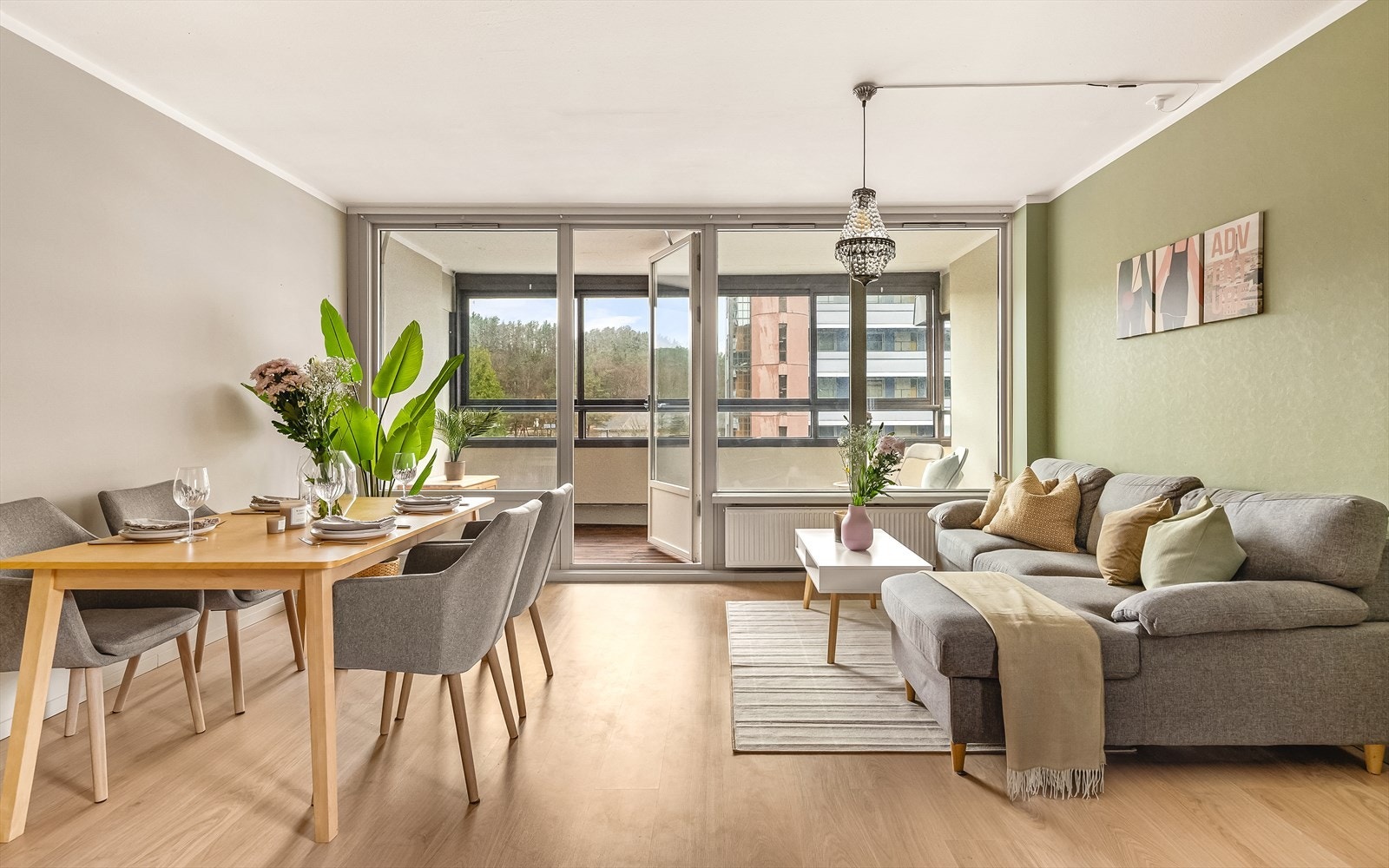 - Nordvik Bolig v/Ali Esmael har gleden av å presentere Vadmyrveien 4. Foto: Terje Arntsen - Galleribilde