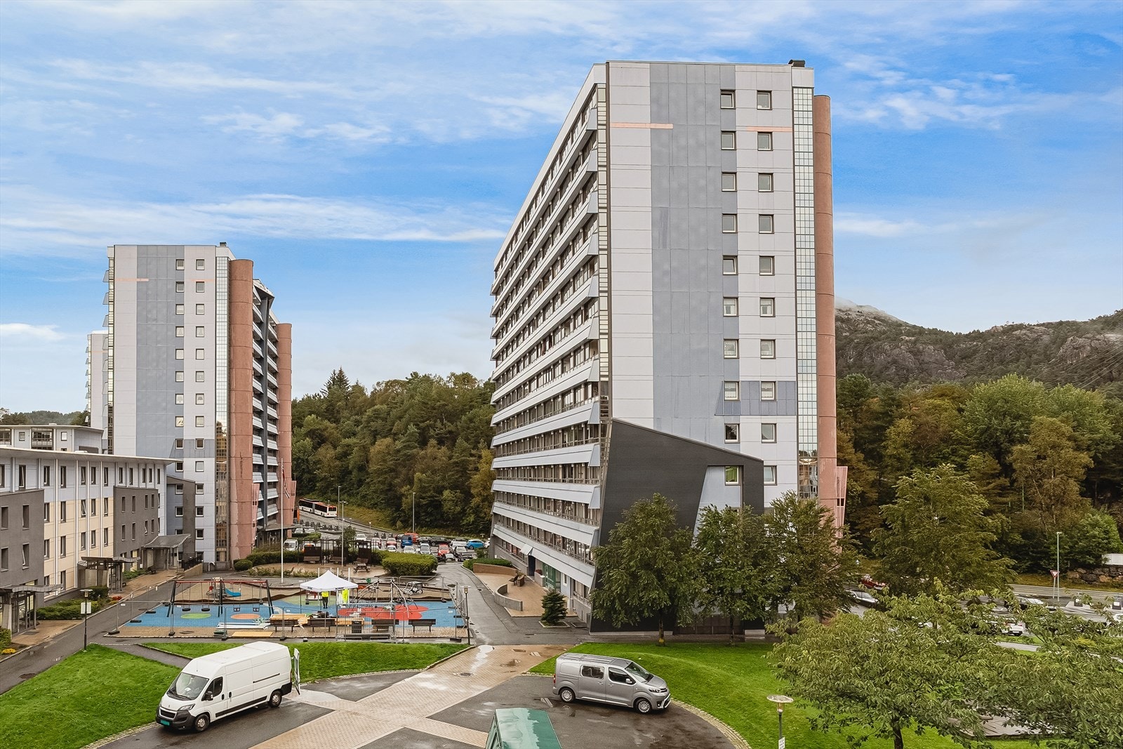 - Fra inngangsdøren er det i underkant av 2 minutters gange til nærmeste busstopp - Galleribilde