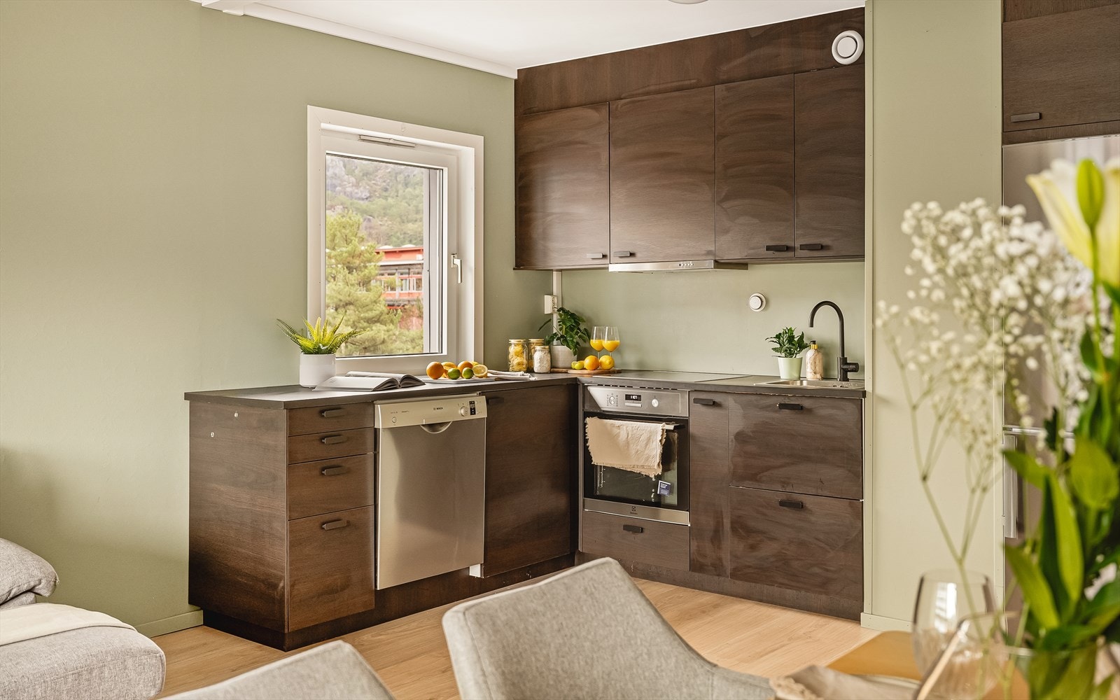 - Tidløs kjøkkeninnredning med slette fronter og benkeplate av laminat - Galleribilde