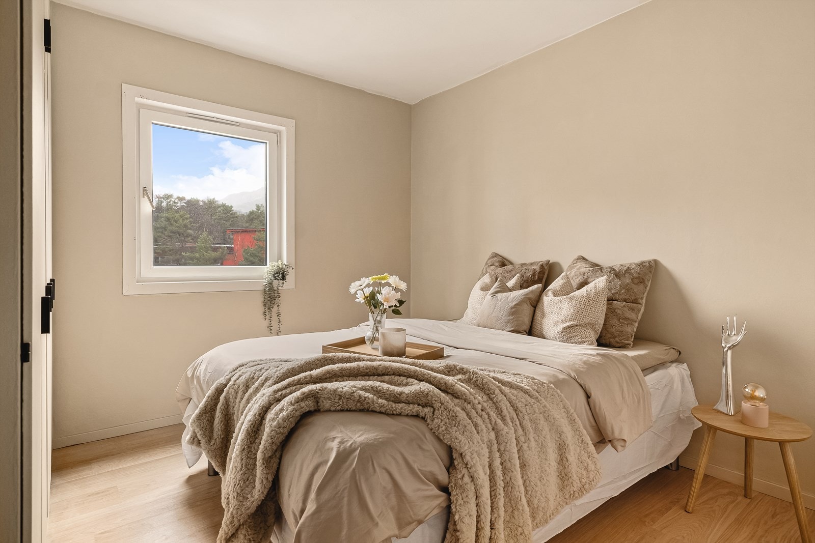 - Soverommet måler 10,2m² og har god plass til dobbeltseng i ønsket størrelse samt øvrig møblement - Galleribilde