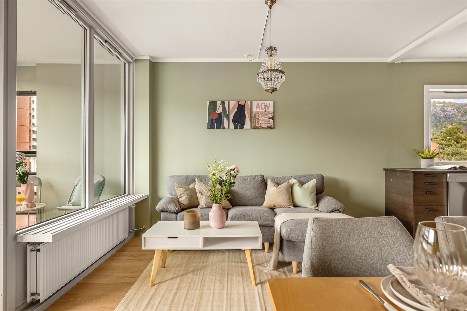 - Stuens praktiske utforming bidrar til at du har god plass til sofagruppe og spisebord i hver sin naturlige sone - Galleribilde