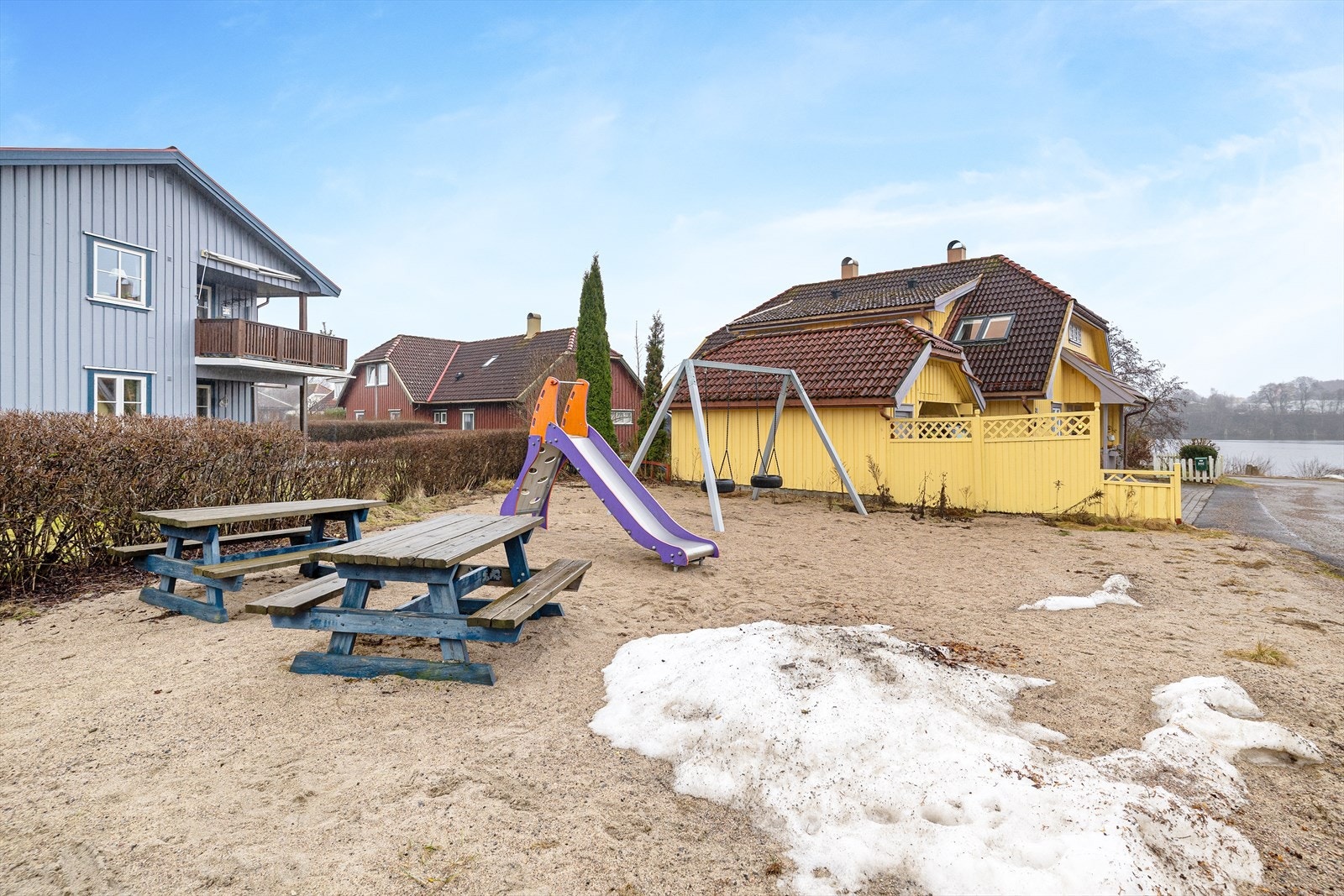 Koselig nærområde med kort veg til Bakkestranda. Galleribilde