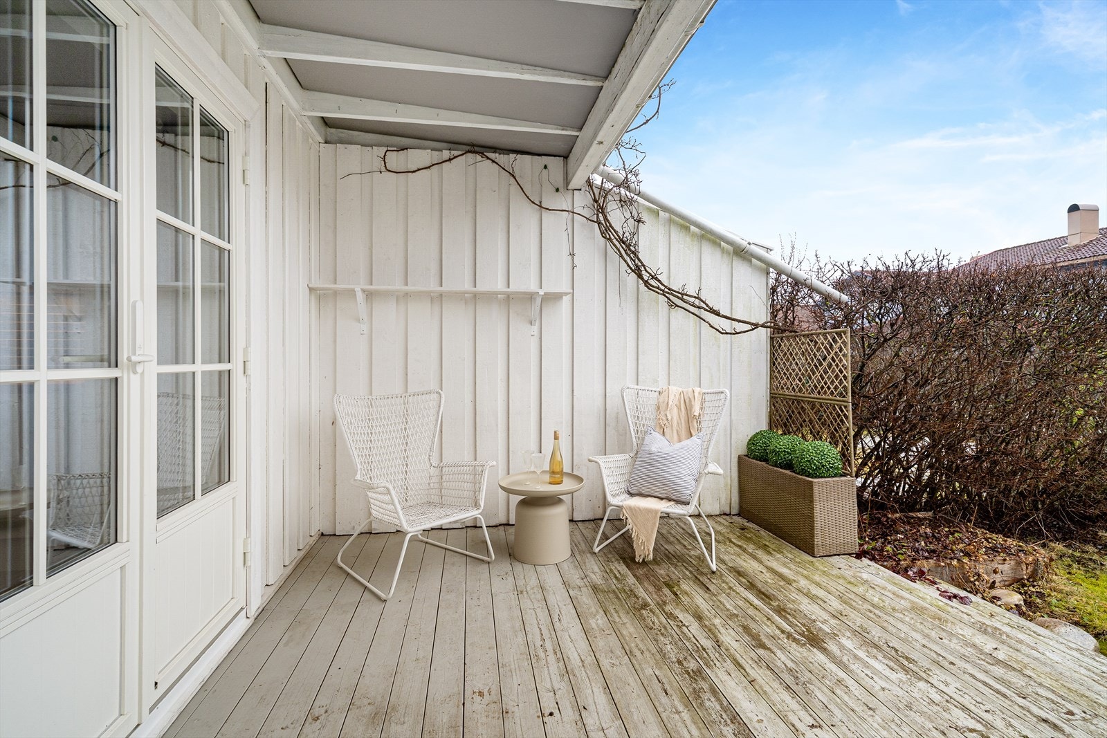 Terrassen ut fra stue/kjøkken er av god størrelse, opparbeidet med impregnert trevirke. Galleribilde