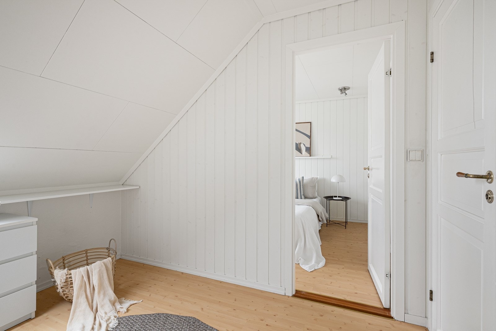 Garderoberommet er innredet med garderobeskap og fastmonterte hyller, og har direkte adkomst inn til badet. Galleribilde