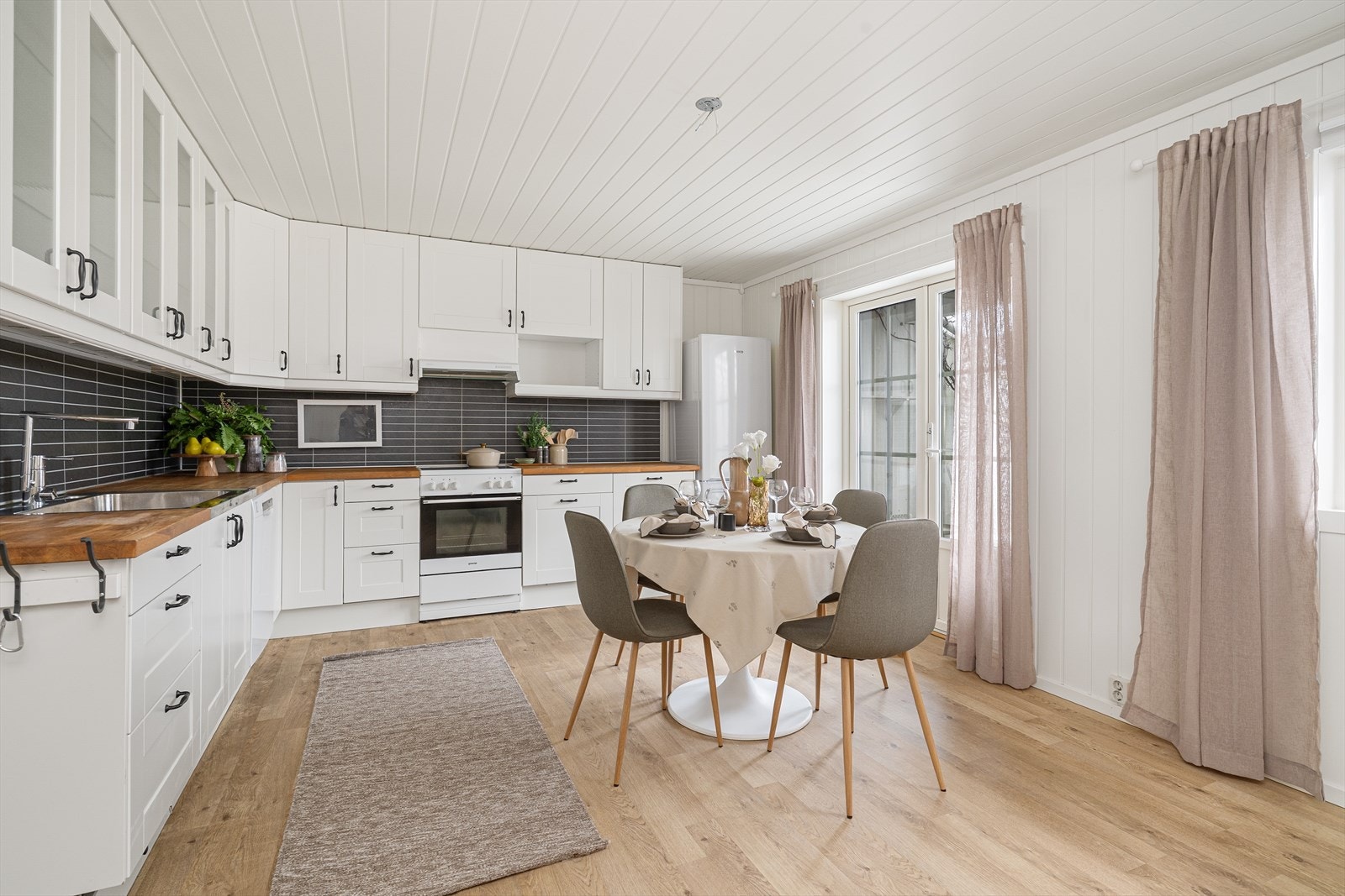 Boligen har en god planløsning med både stue, bad og 2 soverom i hver etasje, samt eget praktisk vaskerom. Galleribilde