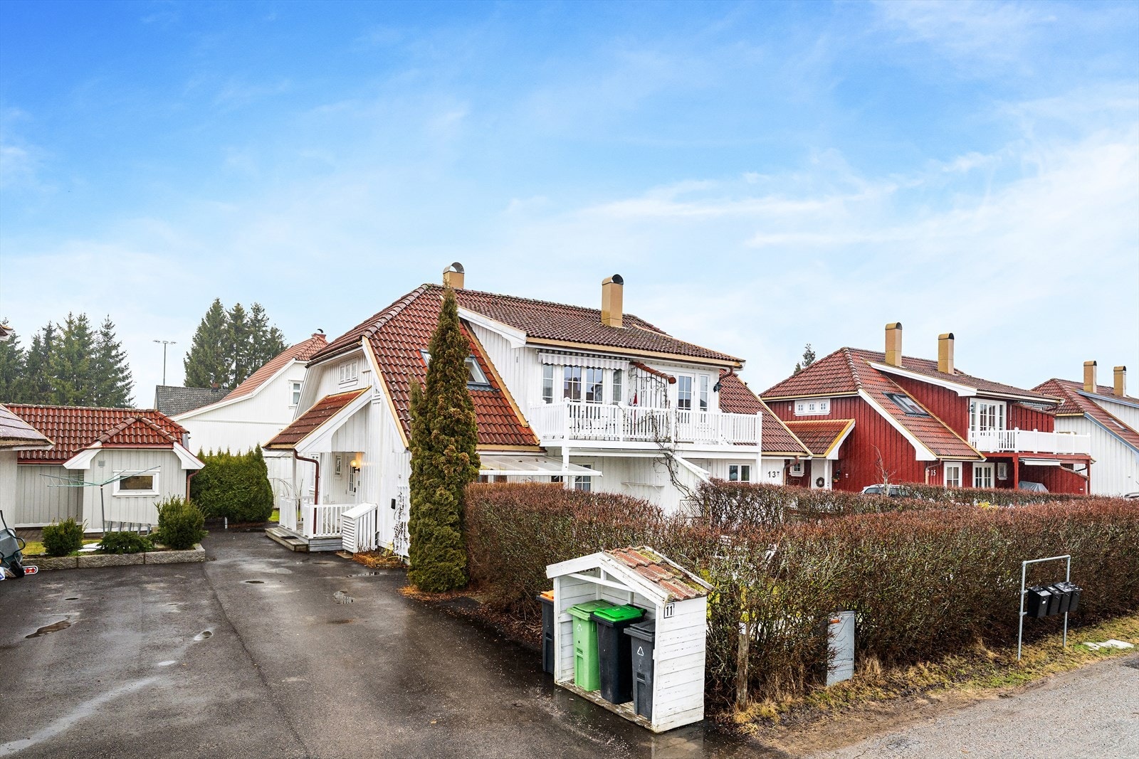 Parkering på asfaltert gårdsplass ved inngangspartiet. Galleribilde