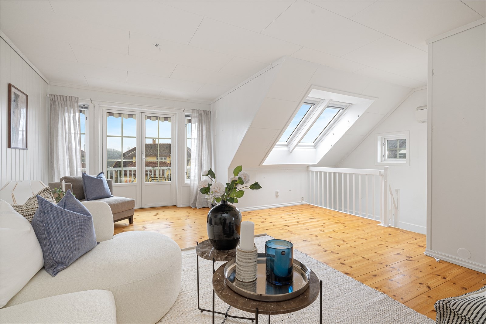 Boligen har en koselig loftstue med plass til sofagruppe og annen mindre møblering. Galleribilde