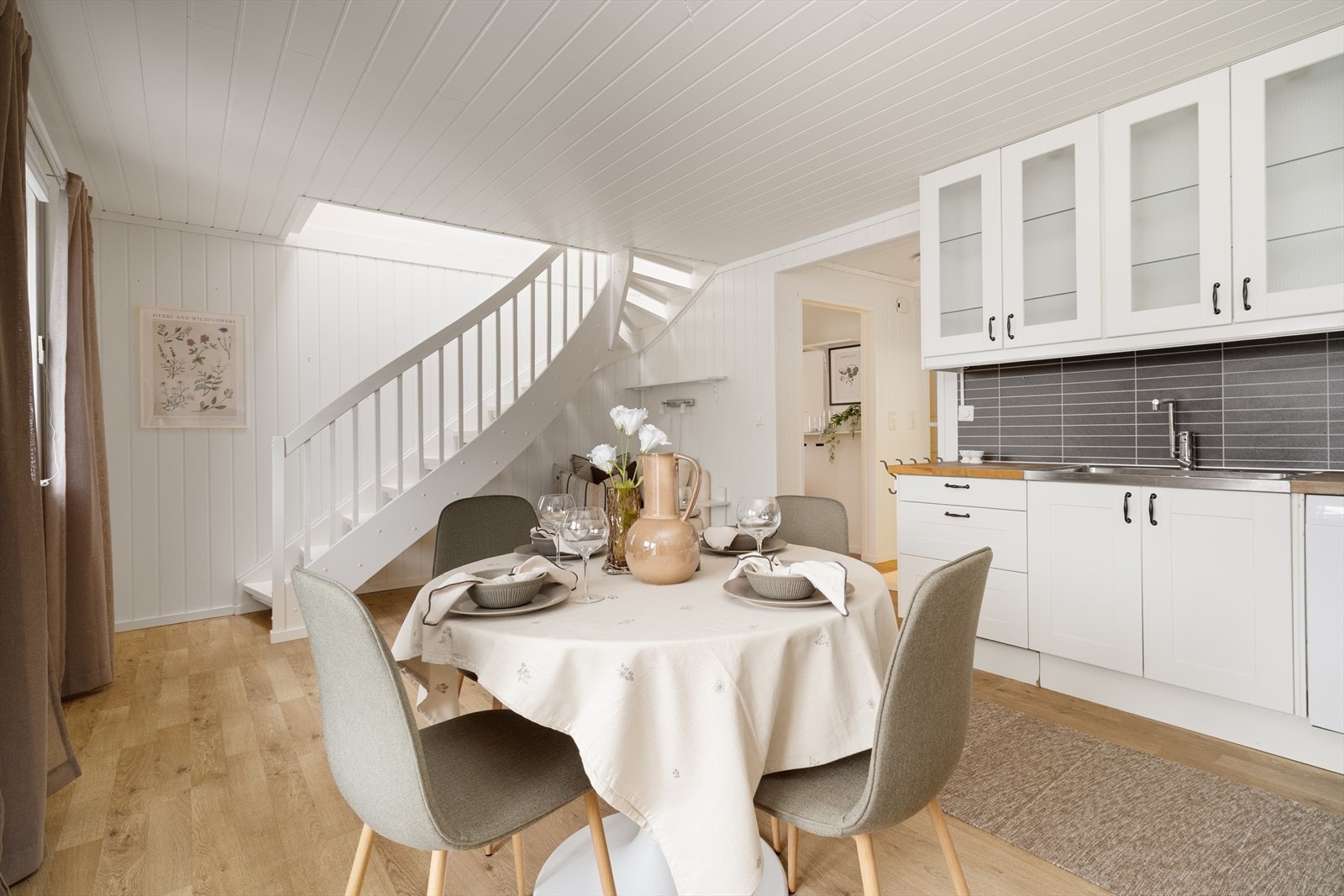 Kjøkkenet har opplegg for oppvaskmaskin, og det er avsatt plass til frittstående komfyr og kjøl/fryseskap. Mellom overskap og benken er det våtromsplater som beskytter veggen mot vannsprut og stekefett ved matlaging. Galleribilde