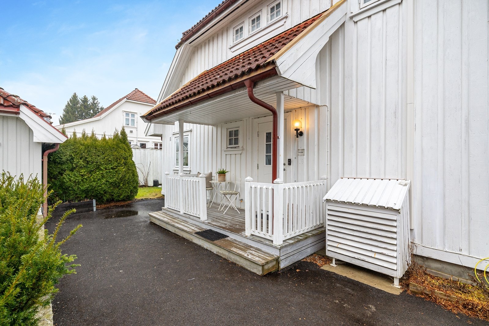 Hyggelig, overbygget inngangsparti med plass til et lite kafè-sett eller lignende. Galleribilde