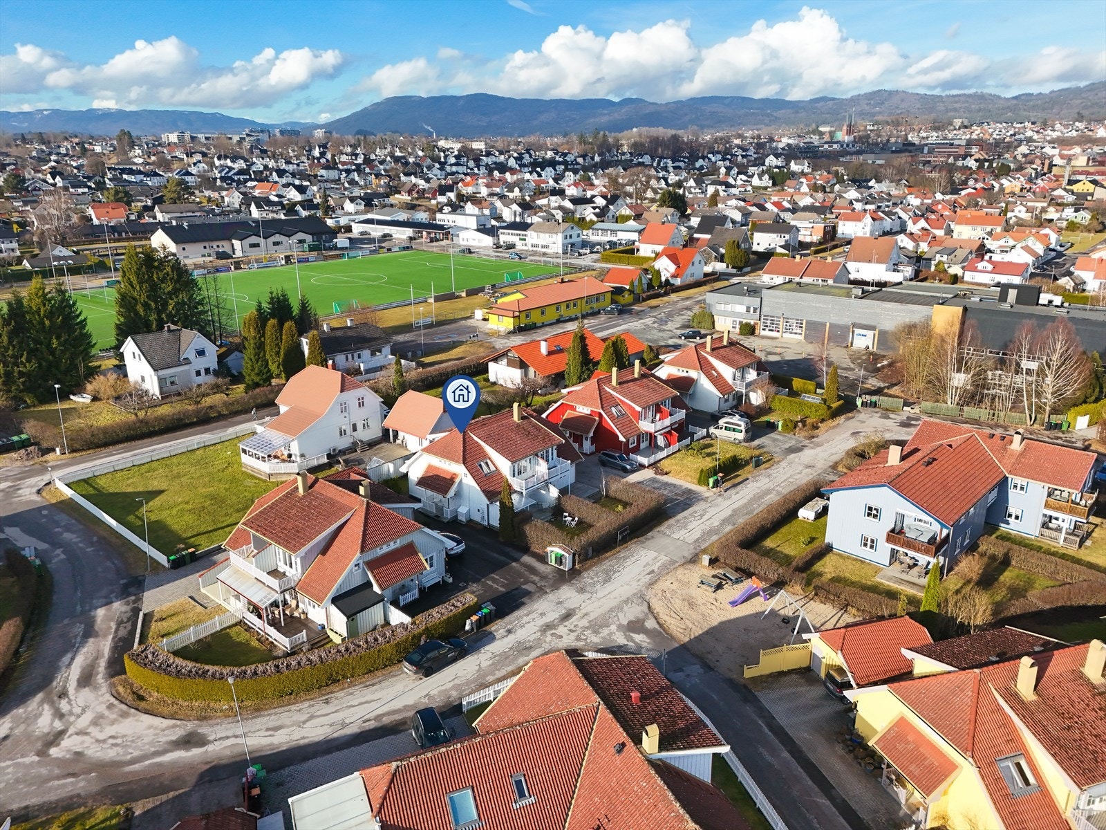 Fra boligen er det kort vei til dagligvare, barnehager, barneskole, ungdomsskole, idrettsplass og Skiens sentrumsgater. Galleribilde