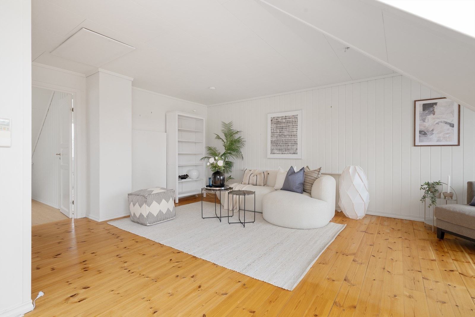 Koselig loftstue med plass til sofagruppe og annen mindre møblering. Galleribilde