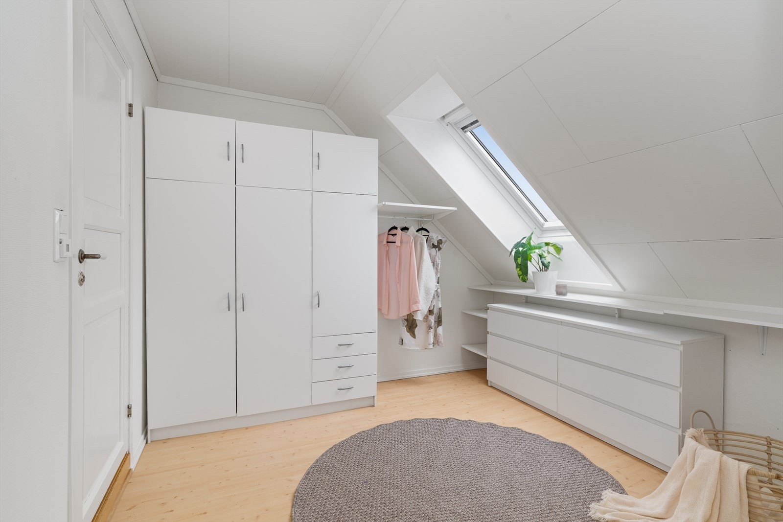 Det ene soverommet oppe benyttes i dag som garderoberom, med takvindu som gir gode lysforhold. Galleribilde