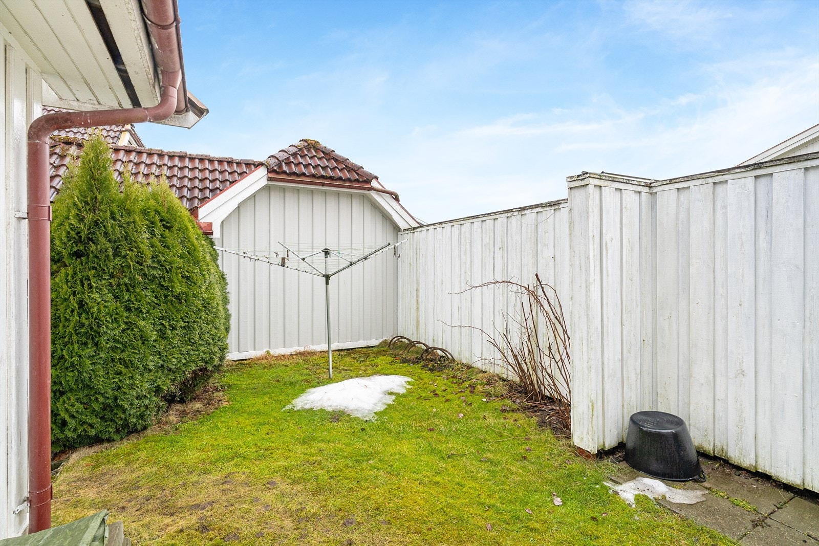 Tørkeplassen ligger fint skjermet med hekk og gjerde. Galleribilde