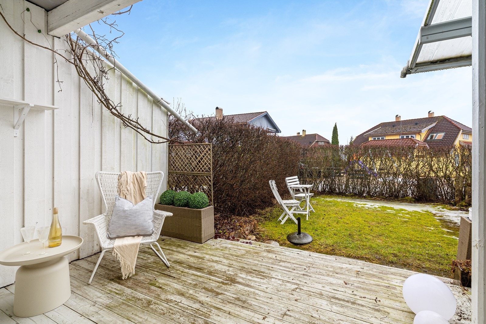 Tomten er pent opparbeidet med asfaltert gårdsplass og usjenert terrasse med en liten hageflekk mot sydvest. Galleribilde