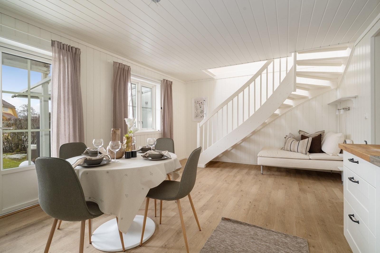 Fra stuedelen er det åpen trapp med adkomst opp til 2. etasje som består av loftstue, bad og to soverom. Galleribilde