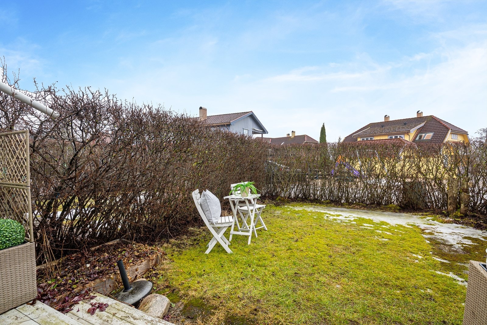Hagen og terrassen er fint innrammet med høy hekk som hindrer innsyn. Galleribilde