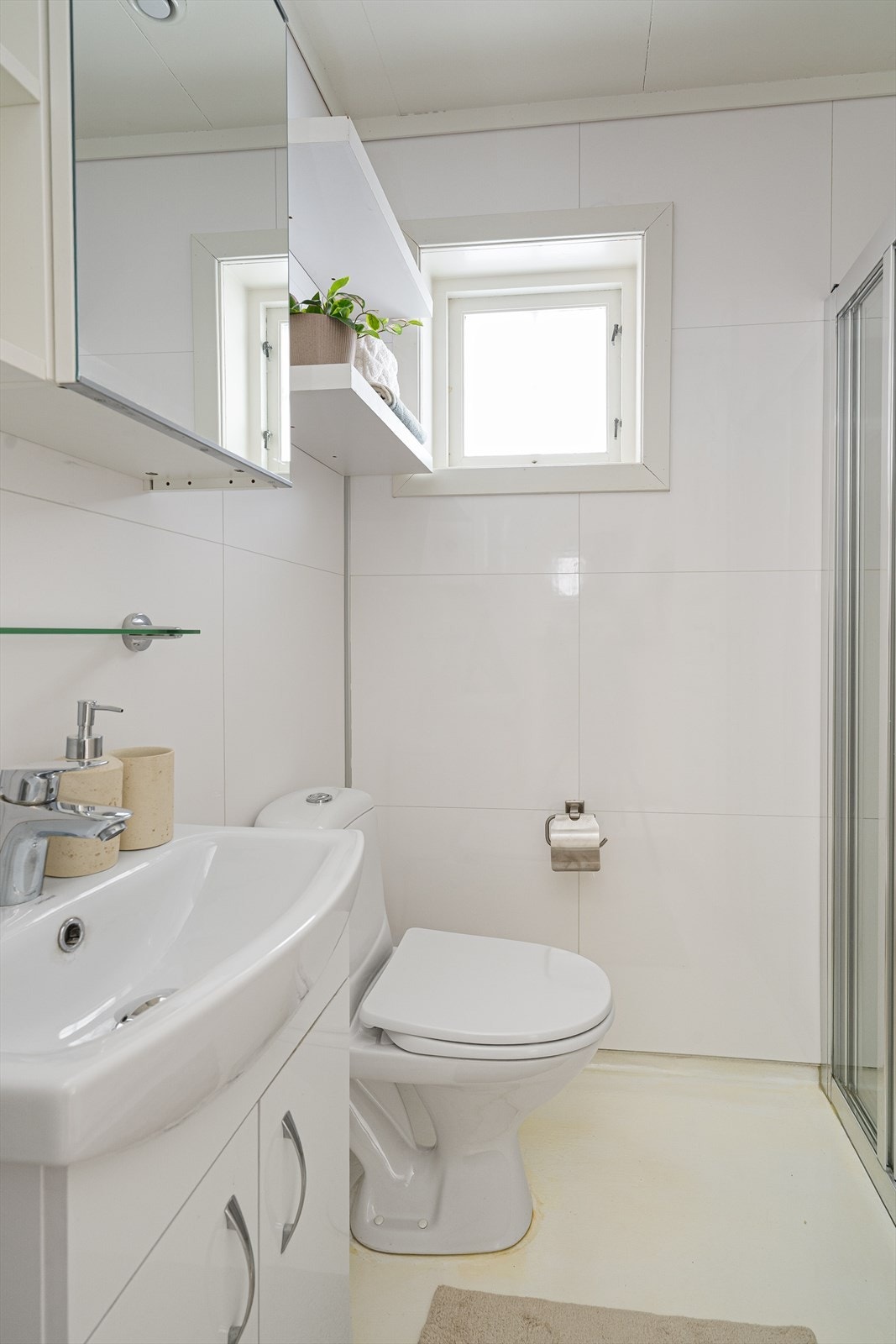 Badet i 1. etasje har malt belegg på gulvet med varmekabler, og er innredet med servantskap, speilskap, dusjnisje med glassdører og toalett. Det er montert nye baderomsplater på begge bad i 2014. Avtrekksvifte på loft med avtrekk fra bad- og vaskerom. Galleribilde