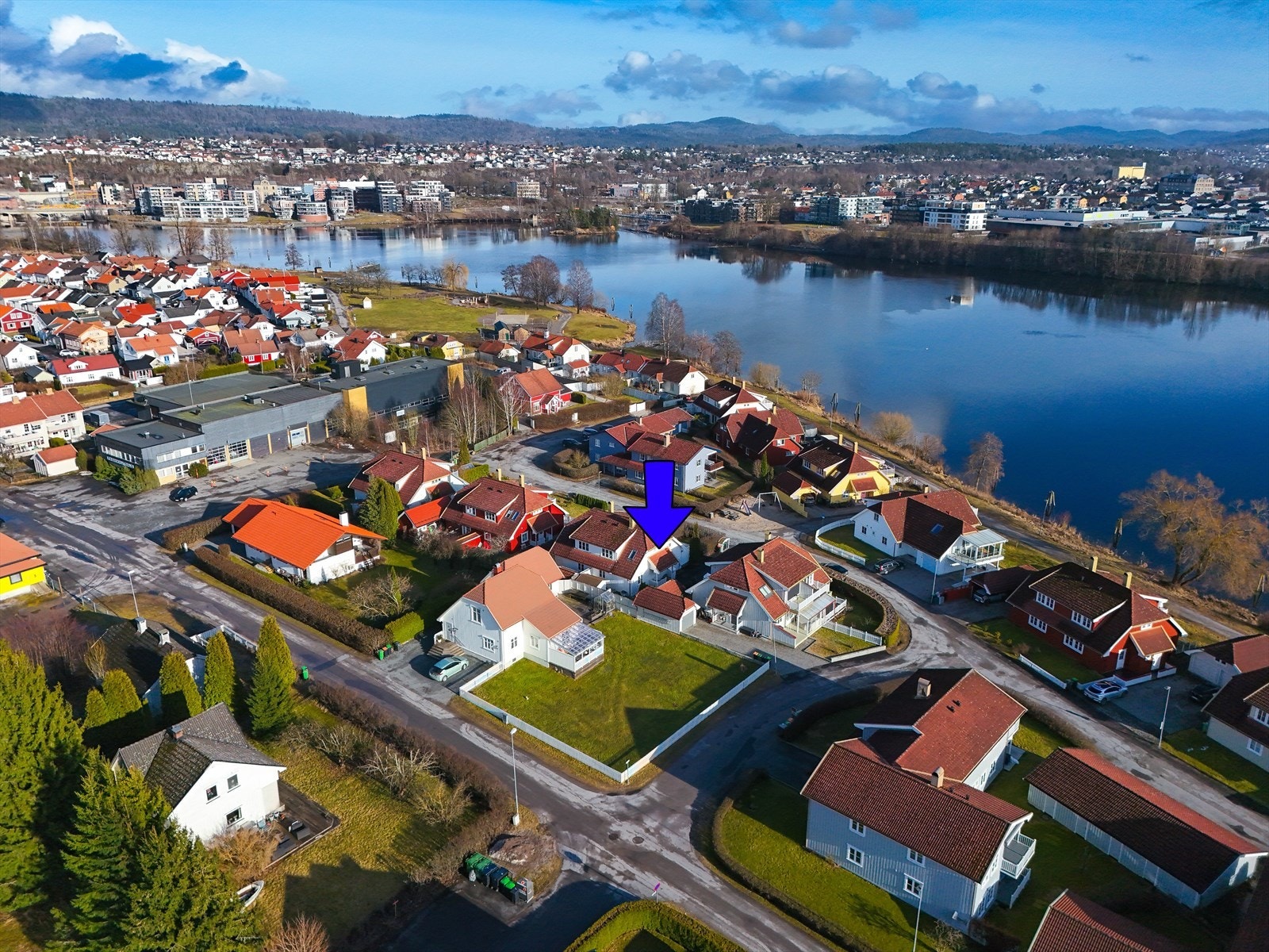 I nærområdet ligger Lundedalen og Bakkestranda, og eiendommen ligger som et fint utgangspunkt for en hyggelig gå- eller sykkeltur rundt flotte Hjellevannet. Galleribilde