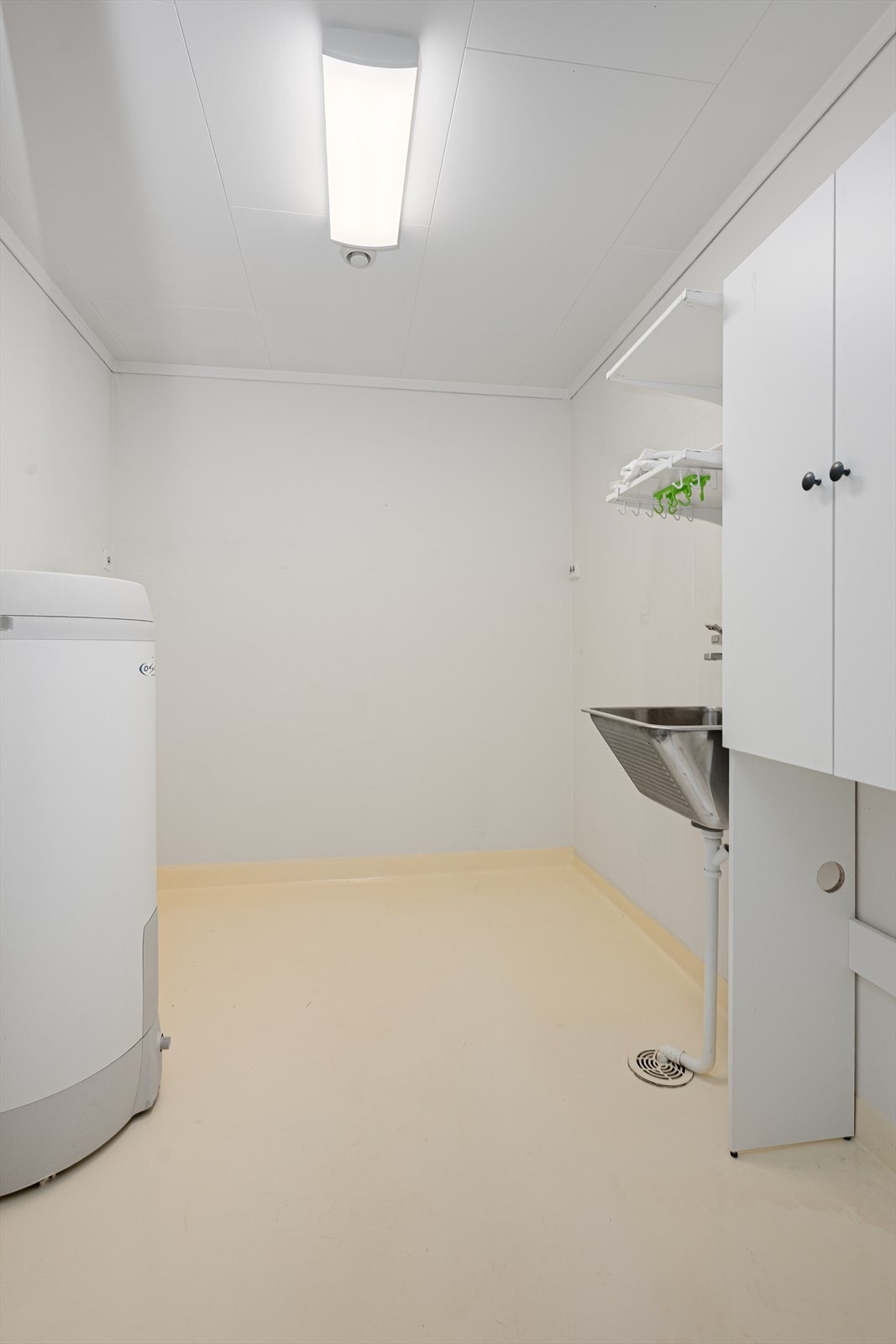 Vaskerommet har en praktisk plassering i etasjen, rett ved inngangspartiet. Her er det installert skyllekum og opplegg for vaskemaskin, og det er for øvrig god plass til diverse oppbevaring. Varmtvannstank på 200 liter fra 2011 er plassert her. Galleribilde