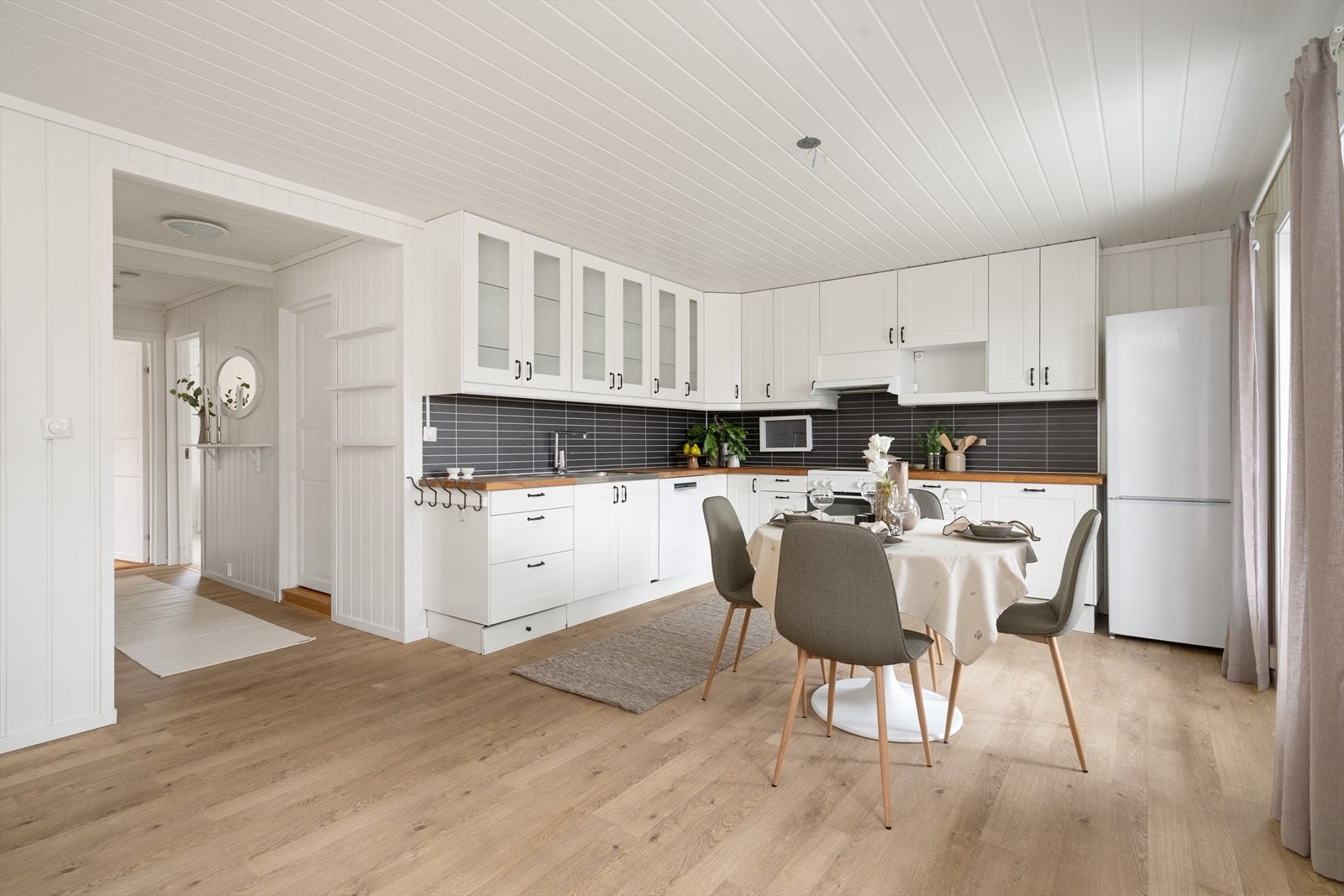 Boligen har en lys og hyggelig stue med åpen løsning mot kjøkkenet i 1. etasje. Galleribilde