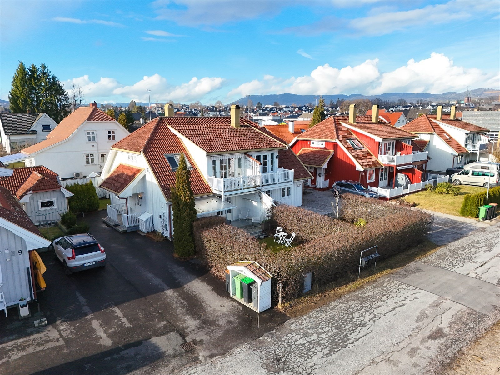 Halvpart av vertikaldelt tomannsbolig med lyse, delikate overflater og fin beliggenhet på Bakken, nær flotte Bakkestranda. Galleribilde