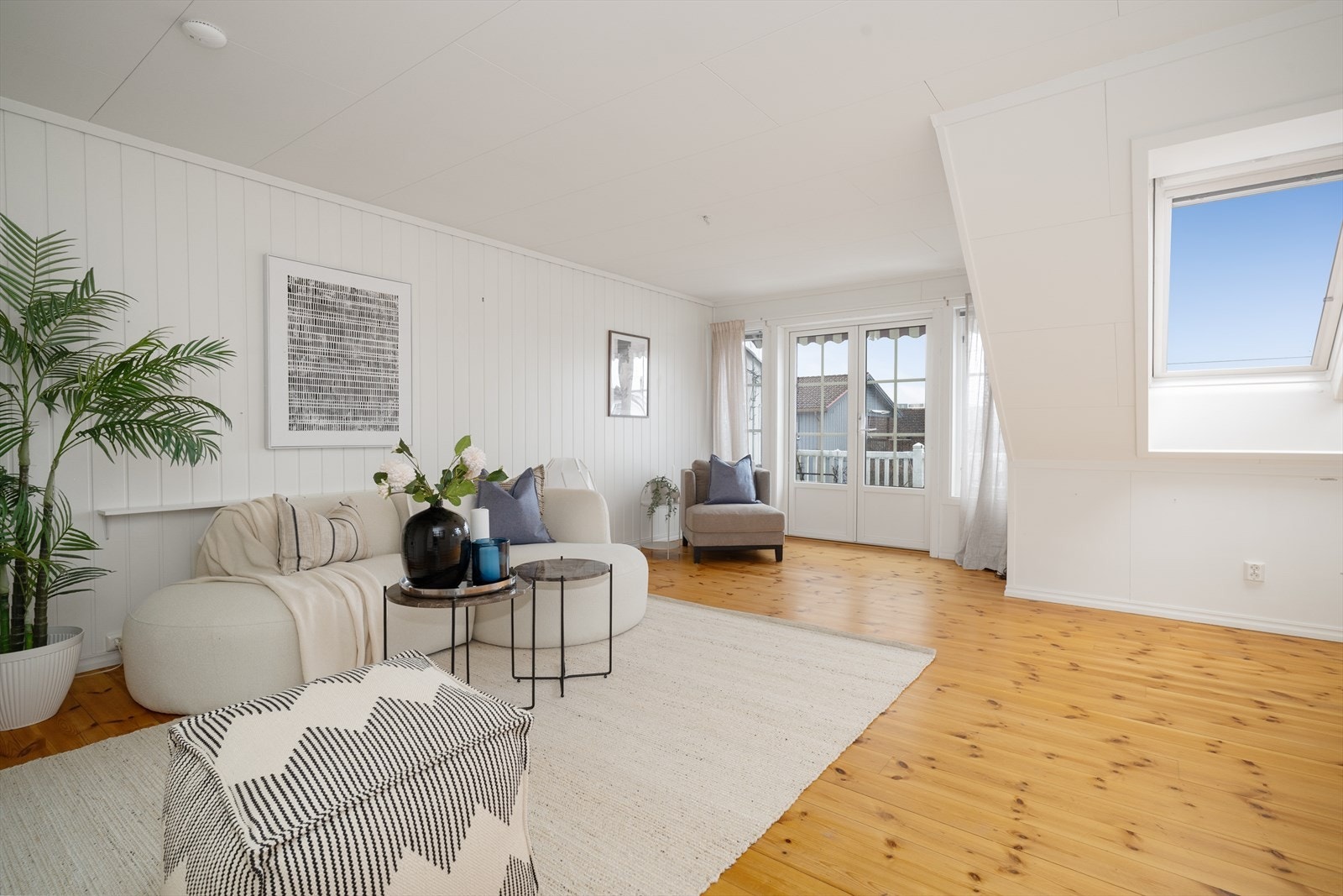 Takvinduet og de store vindusflatene ut mot balkongen gir gode lysforhold i stua. Fra stua er det tofløyet dør ut til sydvendt balkong, hvor det er montert markise for solskjerming. Galleribilde