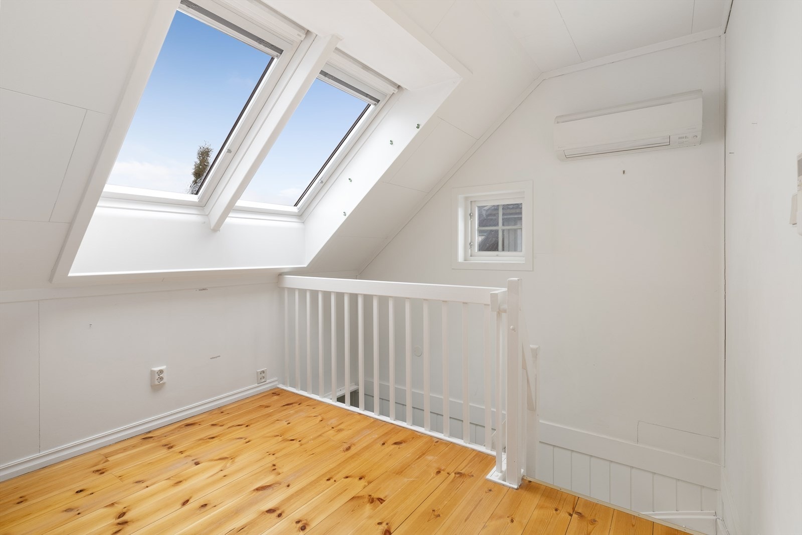 I trappegangen opp fra 1. etasje er det installert varmepumpe for en jevn og behagelig varme i stua. Galleribilde