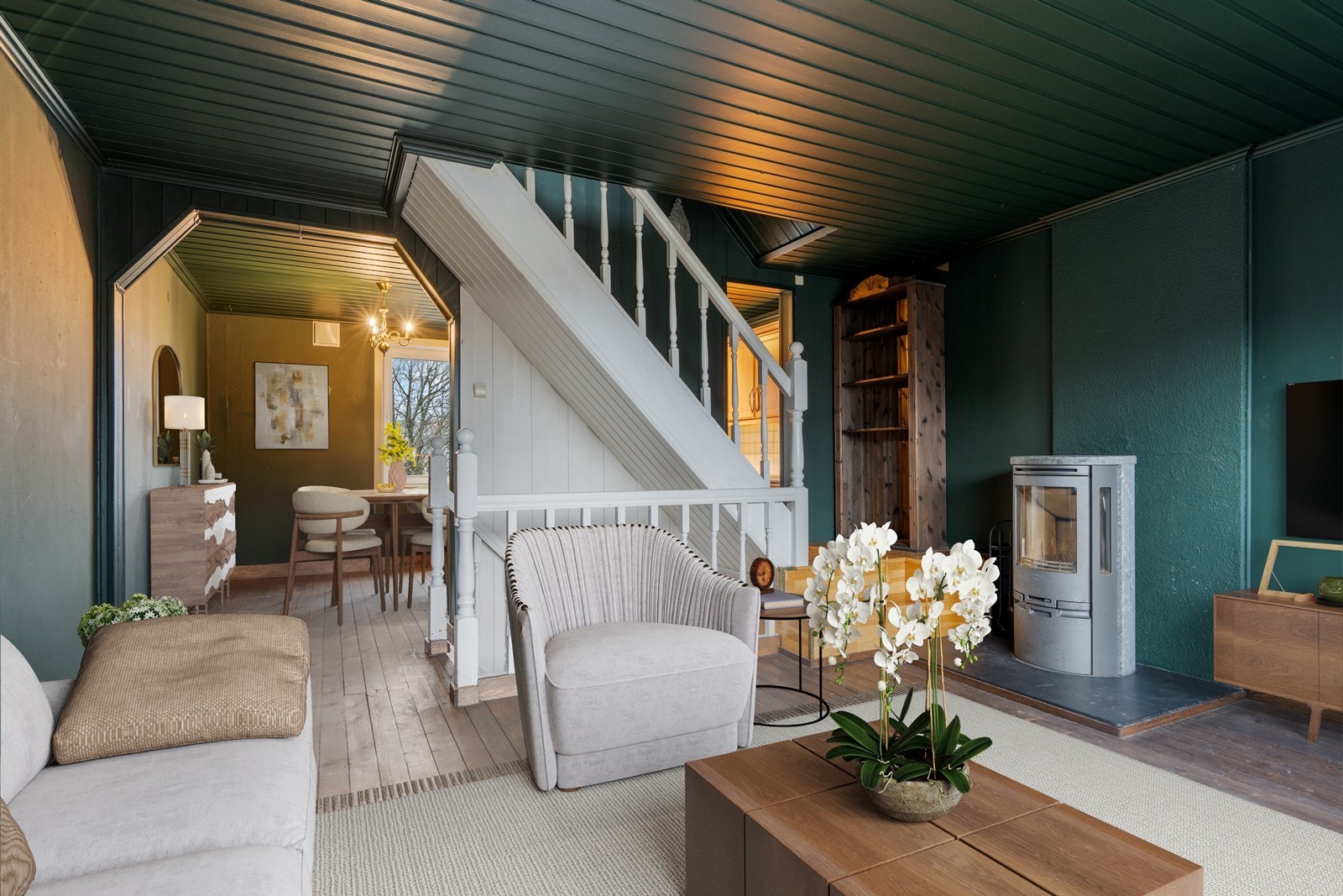 Stue er digitalt møblert - I hovedetasjen møtes du av et innbydende oppholdsrom med stue og kjøkken i en delvis åpen løsning, som gir en naturlig og funksjonell inndeling Galleribilde