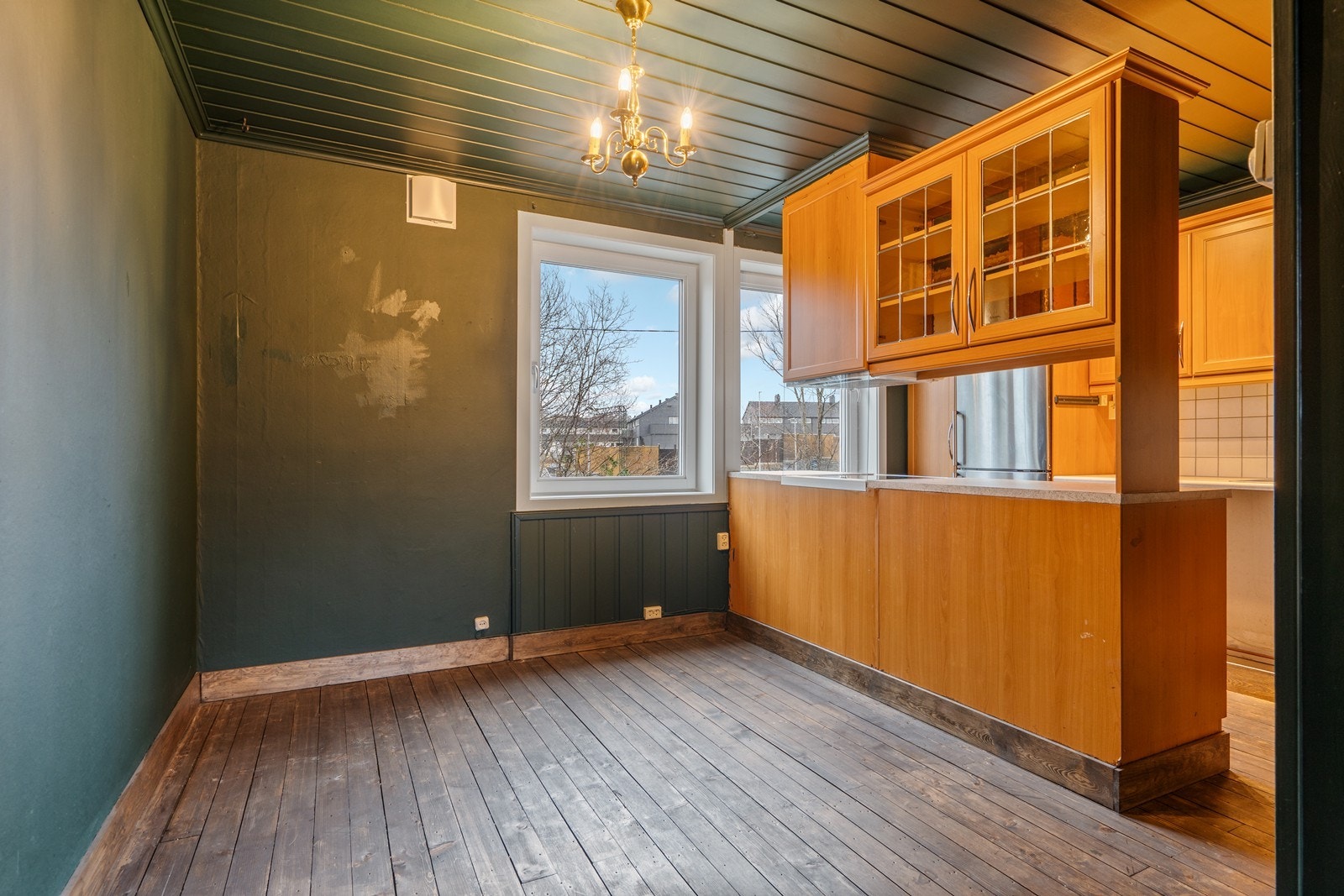 Kjøkkenet ligger i tilknytning til stuen og har plass til spisegruppe Galleribilde