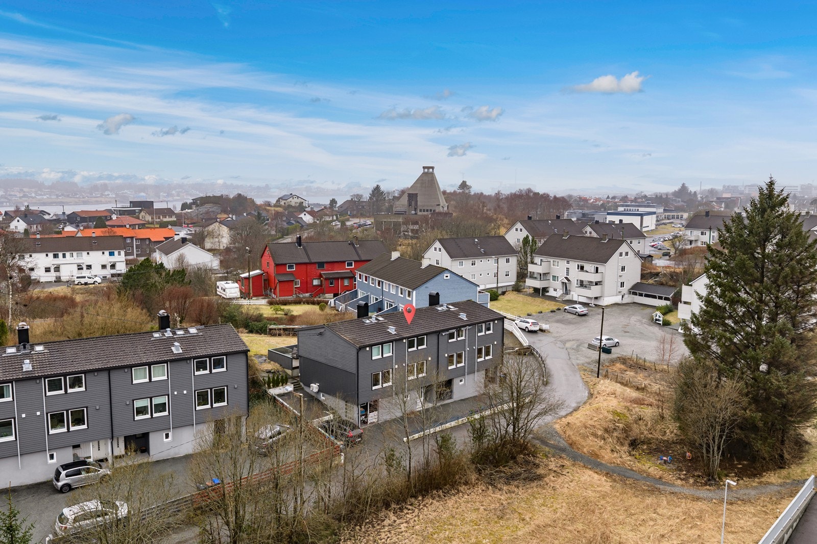 Leiligheten ligger innen gangavstand til alle fasilitetene i og nær sentrum Galleribilde