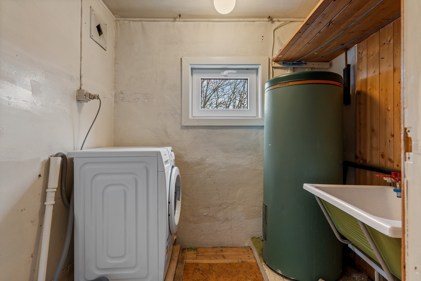 Etasjen inneholder også et separat vaskerom med opplegg for vaskemaskin og tørketrommel, samt varmtvannstank og utslagsvask Galleribilde