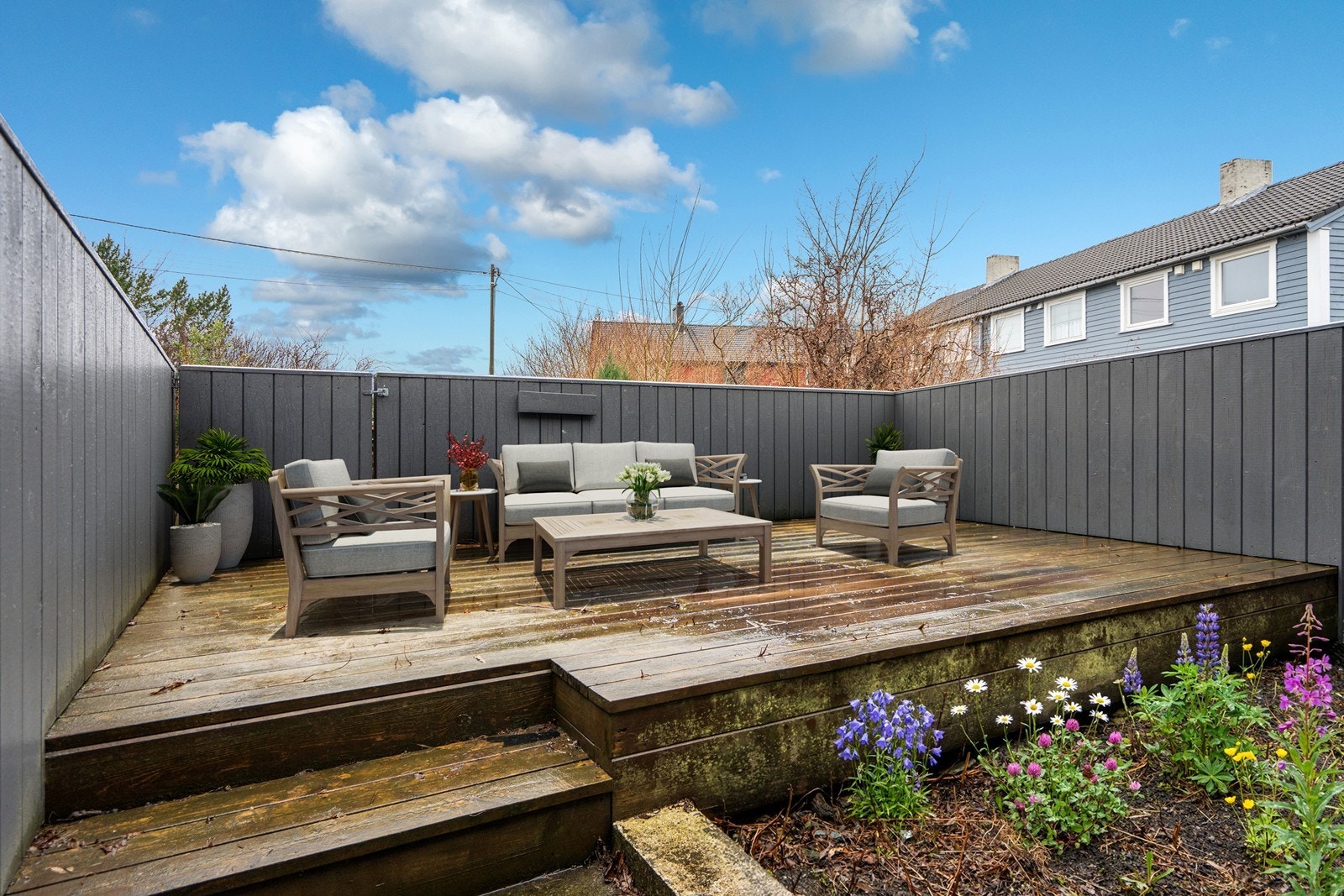 Terrasse er digitalt møblert - terrasse og hage med gode solforhold og skjermede omgivelser Galleribilde