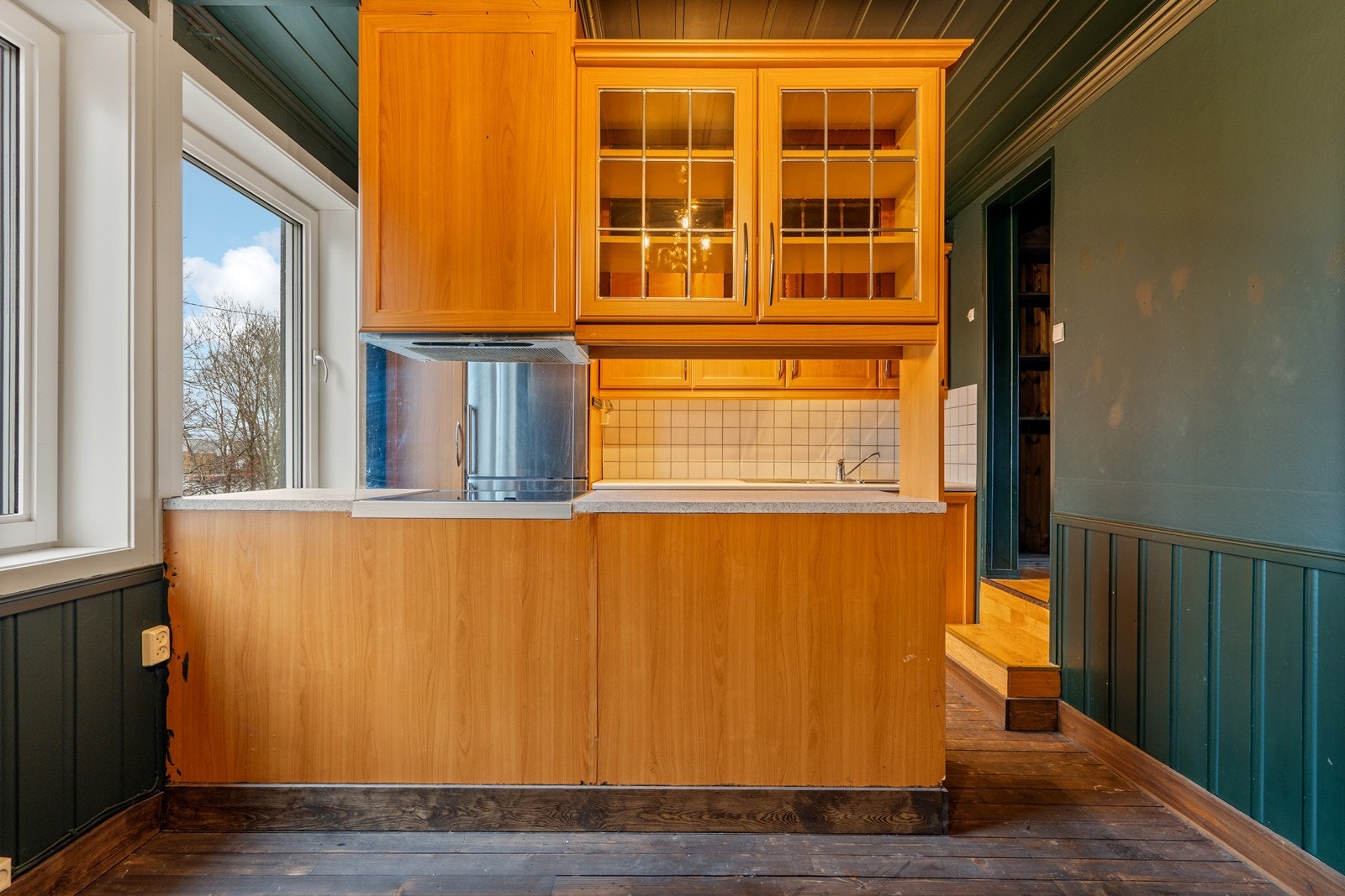 Innredningen har profilerte fronter og er utstyrt med hvitevarer som komfyr, kombiskap og oppvaskmaskin Galleribilde