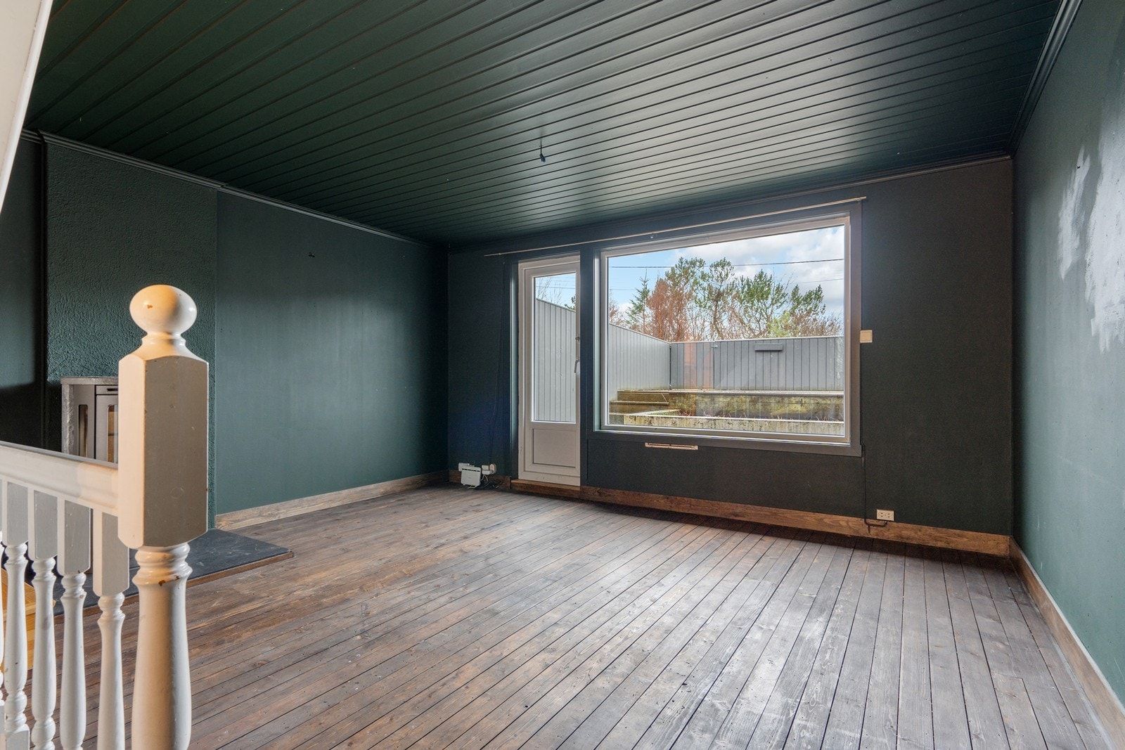 Store vindusflater slipper inn rikelig med dagslys, og fra stuen er det direkte utgang til terrasse Galleribilde